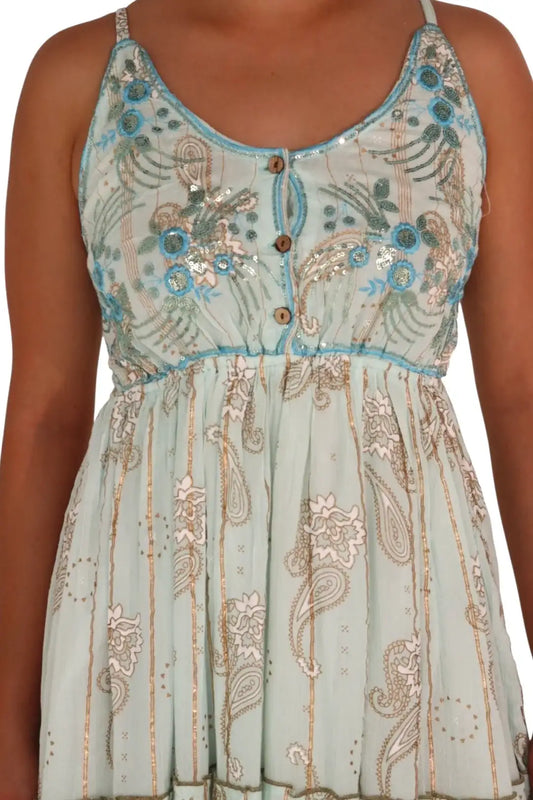 Vestido largo celeste con tirantes, bordado floral y lentejuelas, estilo bohemio