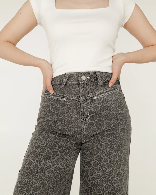 Jeans grises de tiro alto con estampado floral, combinados con top blanco ajustado
