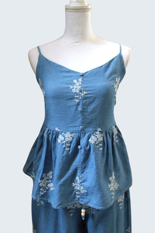Conjunto de mezclilla ligera y blusa de tirantes
