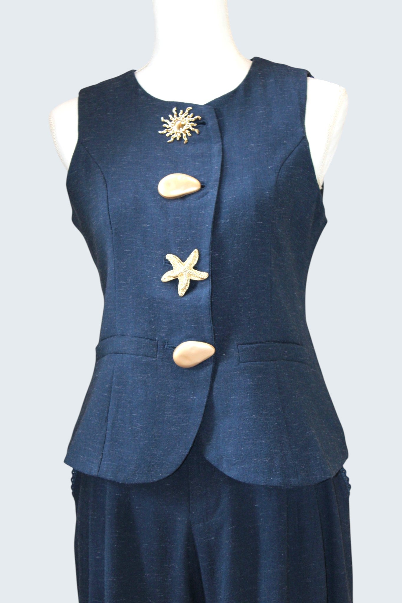 Conjunto de lino con botones dorados