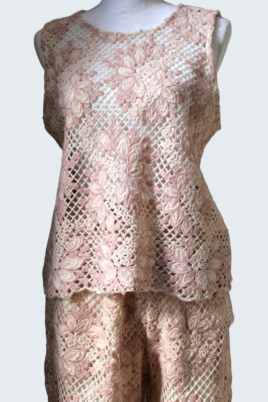 Conjunto de pantalón con blusa con cortes