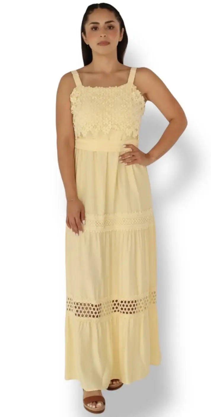 Mujer con vestido largo amarillo de tirantes y detalles de crochet, moda fresca y casual