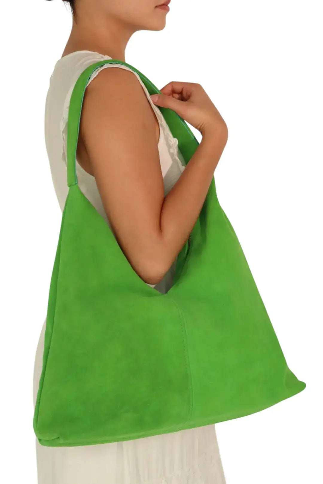 Bolsa grande de hombro verde fosforescente, outfit casual para mujer, fondo blanco