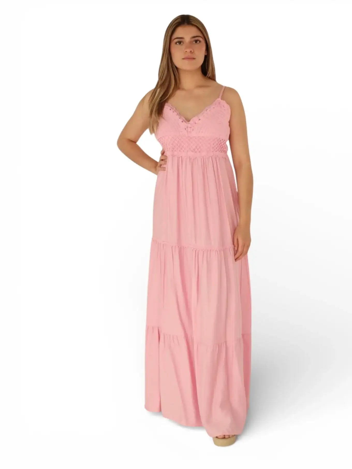 Mujer con vestido largo rosa sin mangas, escote en V, ideal para primavera o verano