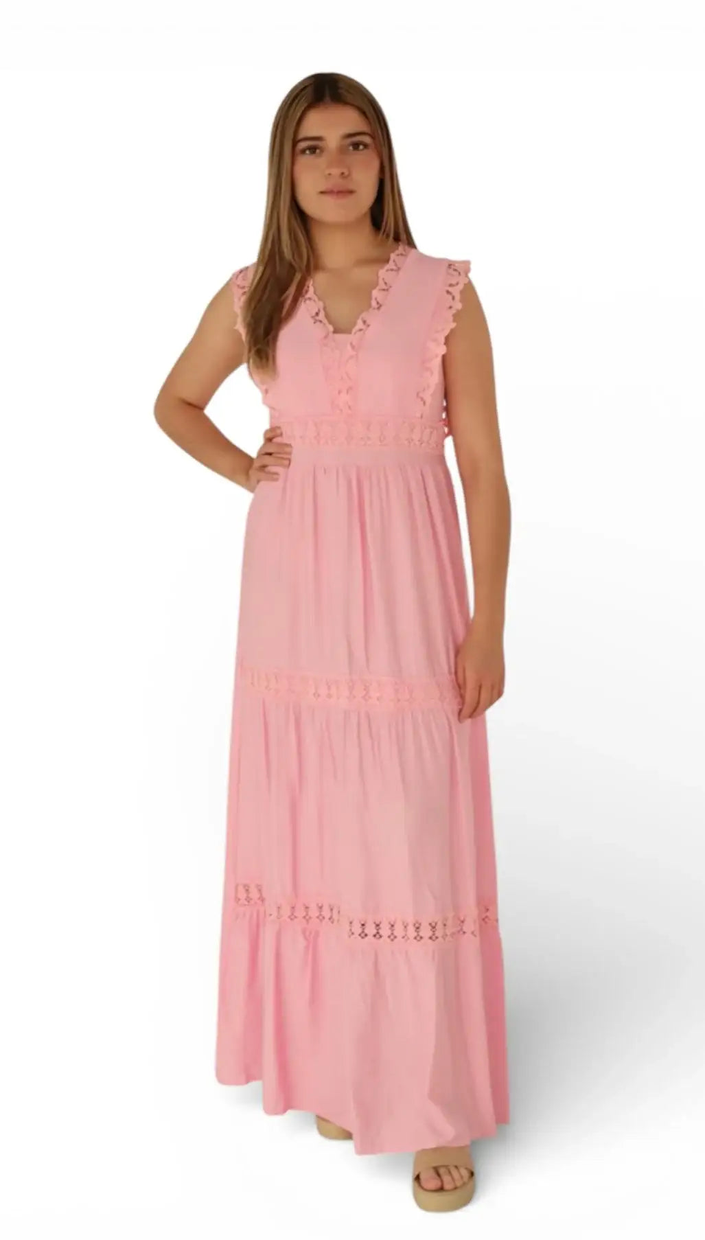 Mujer con vestido largo rosa sin mangas y detalles de encaje, estilo casual moderno