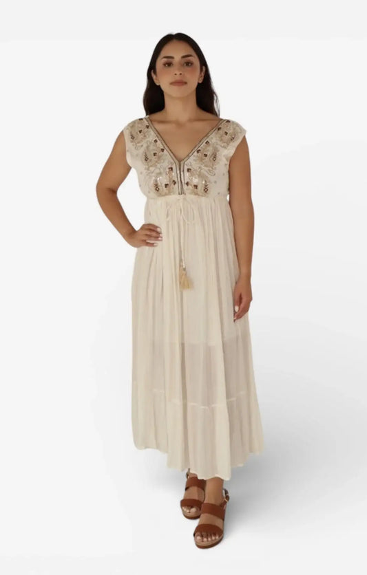 Mujer con vestido largo beige de estilo bohemio, escote en V y bordados, moda fresca
