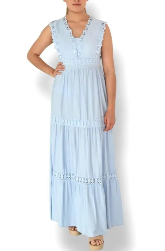 Mujer con vestido largo azul claro sin mangas, detalles de encaje y volante, estilo casual