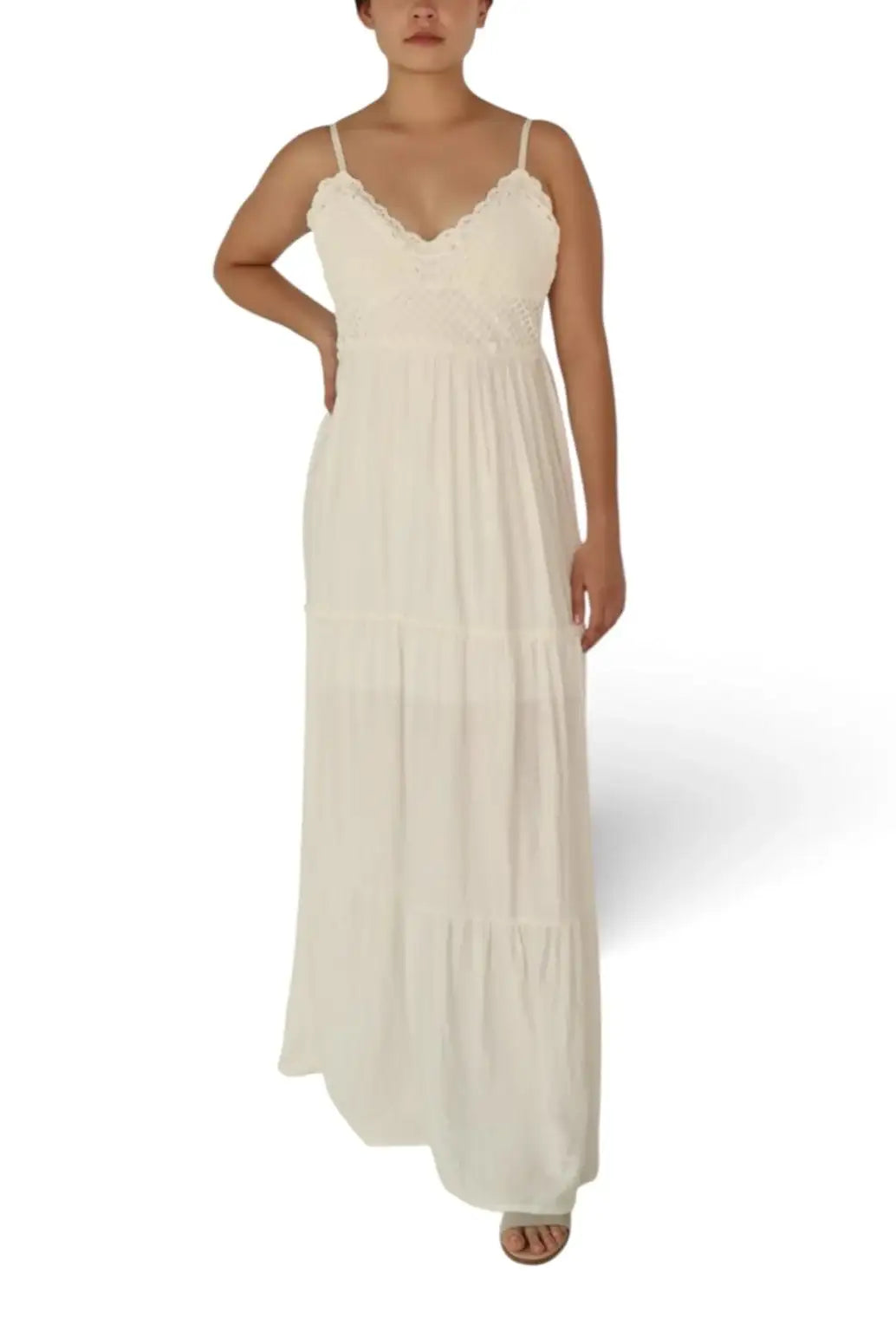 Mujer usando vestido largo blanco de tirantes, estilo fresco y elegante