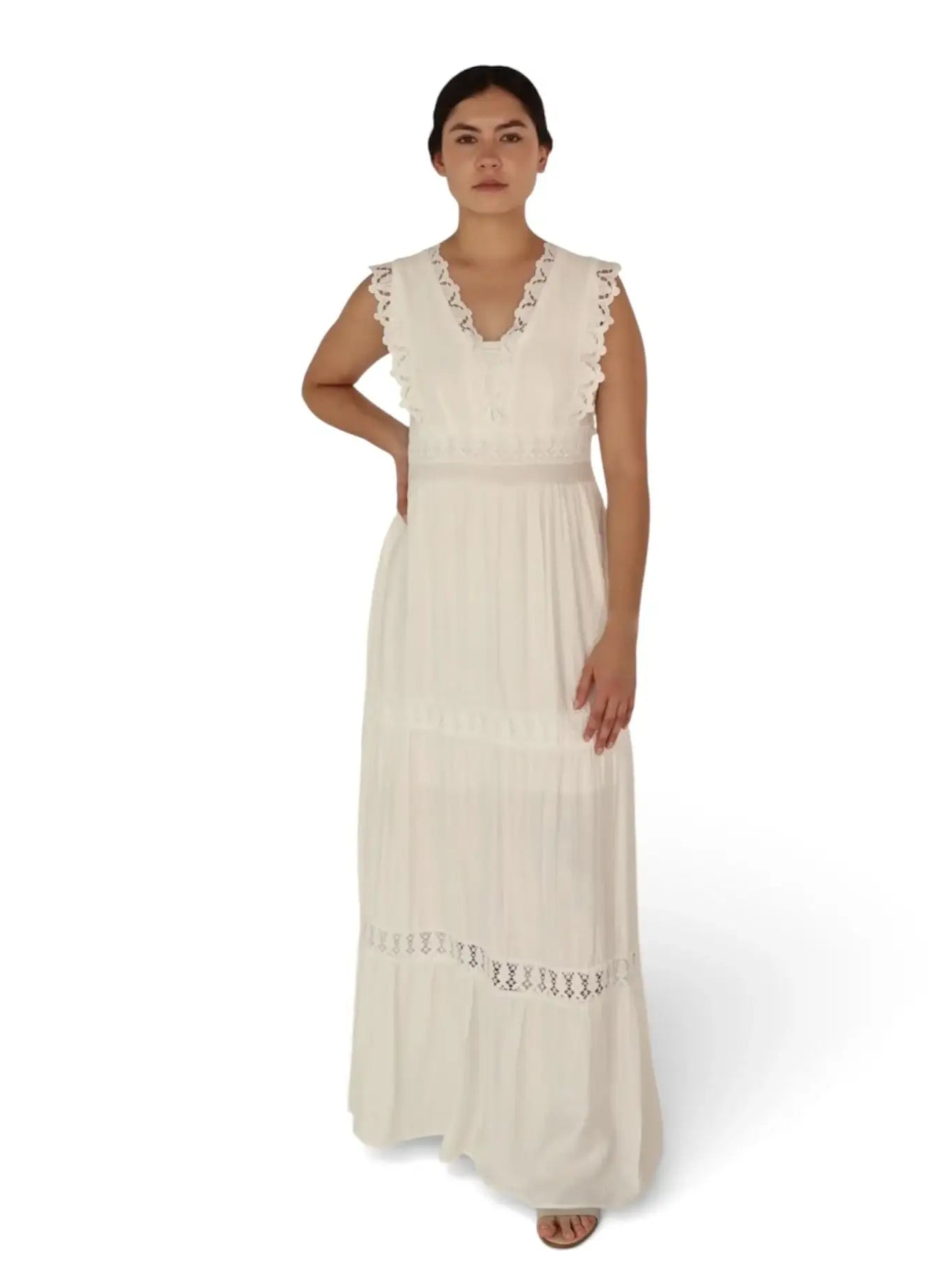 Mujer con vestido largo blanco sin mangas, con encaje y escote en V, estilo elegante