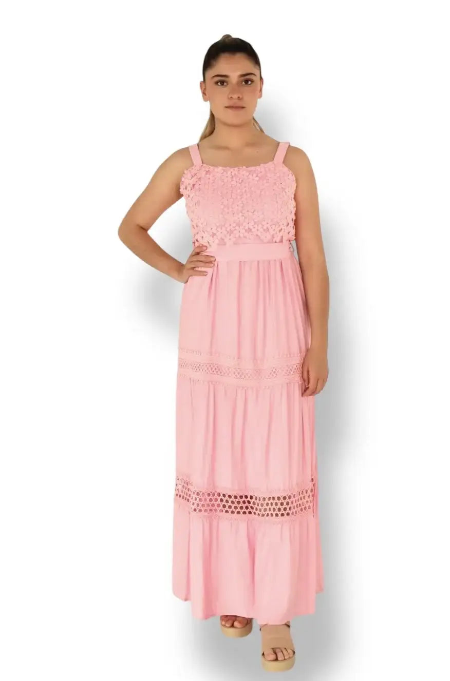 Mujer con vestido largo rosa de tirantes y detalles de encaje, moda femenina casual