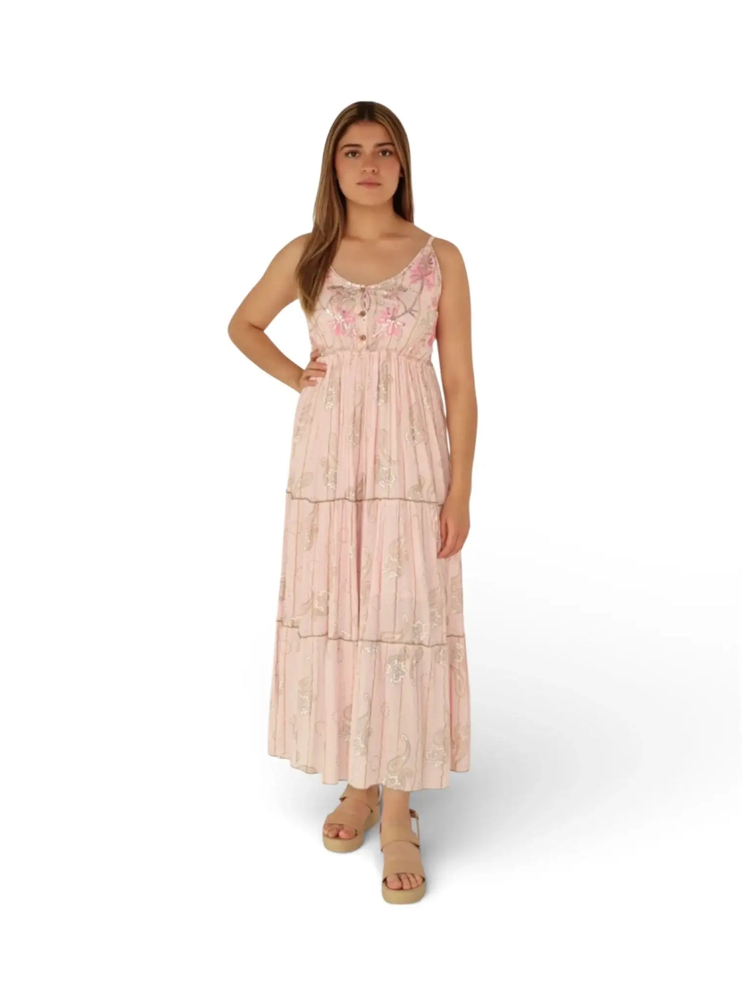 Mujer con vestido largo rosa claro con tirantes y estampado floral, moda femenina casual