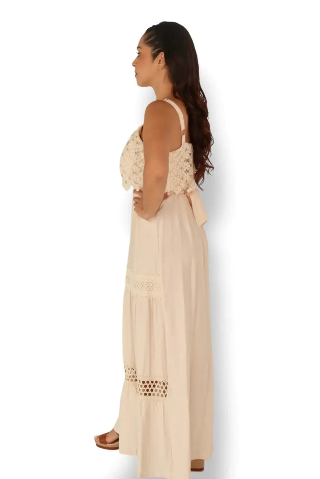 Mujer con vestido largo beige de tirantes y encaje, moda fresca y elegante, fondo blanco