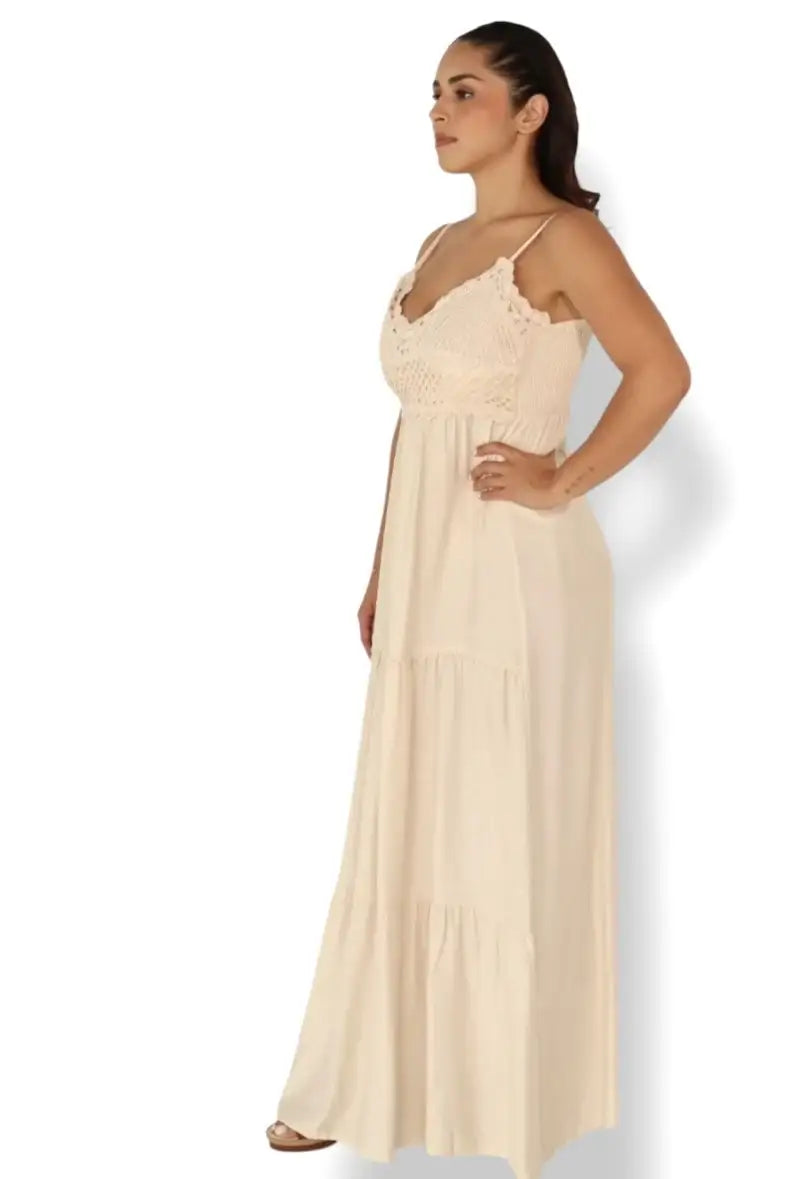 Mujer con vestido largo beige de tirantes y escote en V, estilo casual elegante