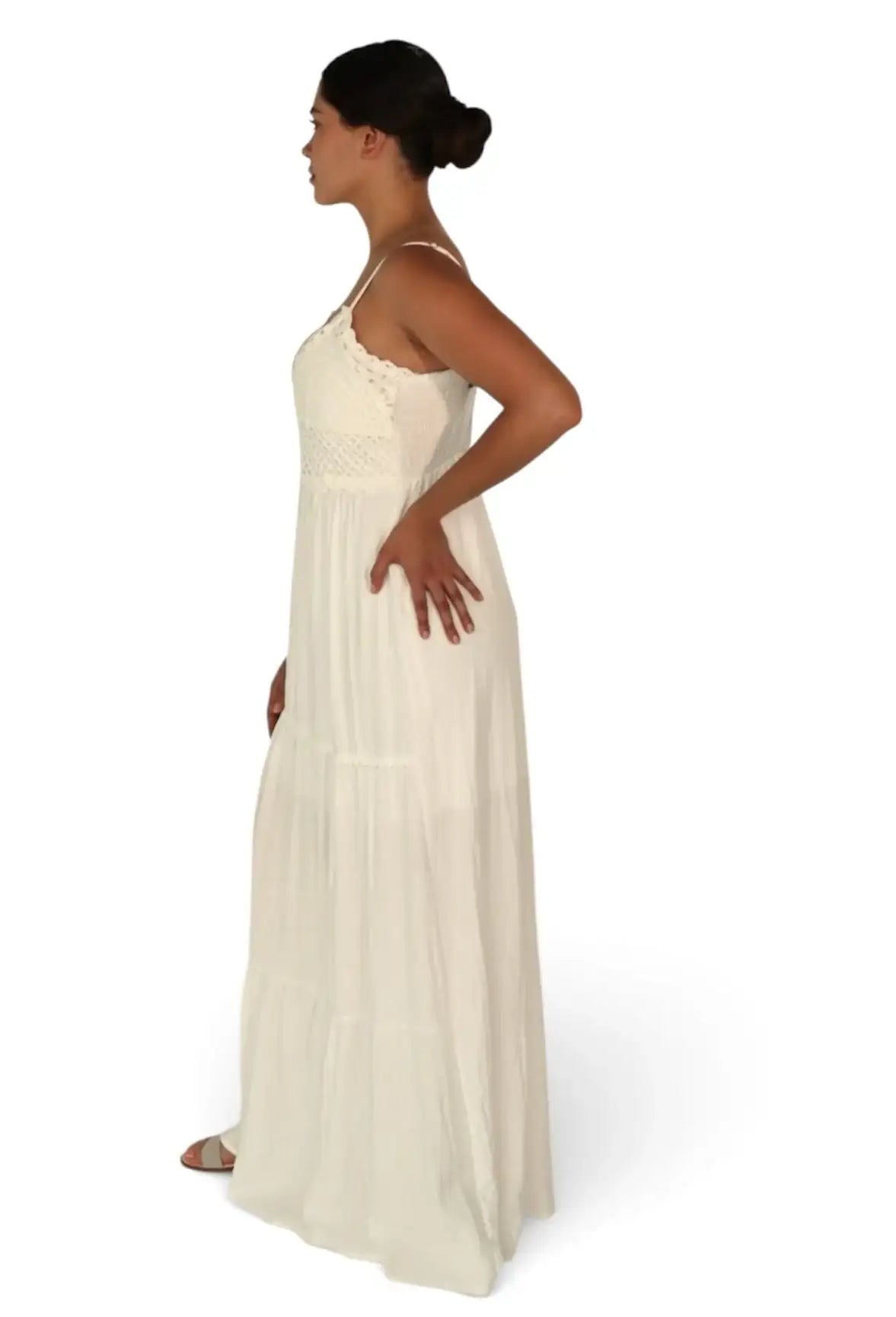Mujer con vestido largo blanco de tirantes, estilo bohemio, fondo blanco, moda femenina