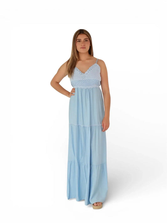 Mujer con vestido largo azul claro de tirantes, ideal para verano o looks casuales