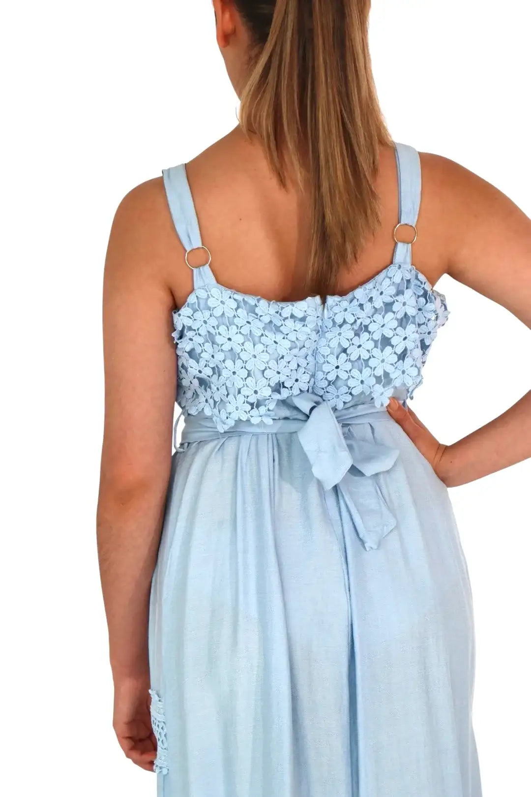 Vestido azul claro con tirantes y encaje floral en la espalda, lazo en la cintura