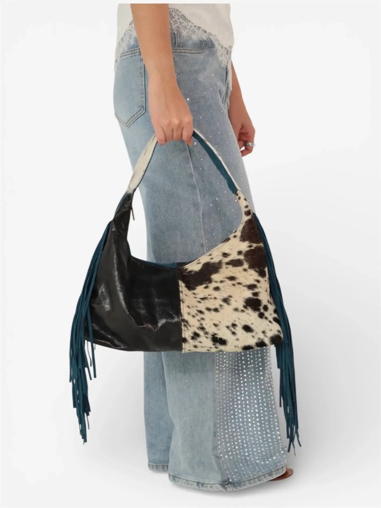 Bolso de mano con estampado vaquero, flecos azules, jeans y blusa de encaje