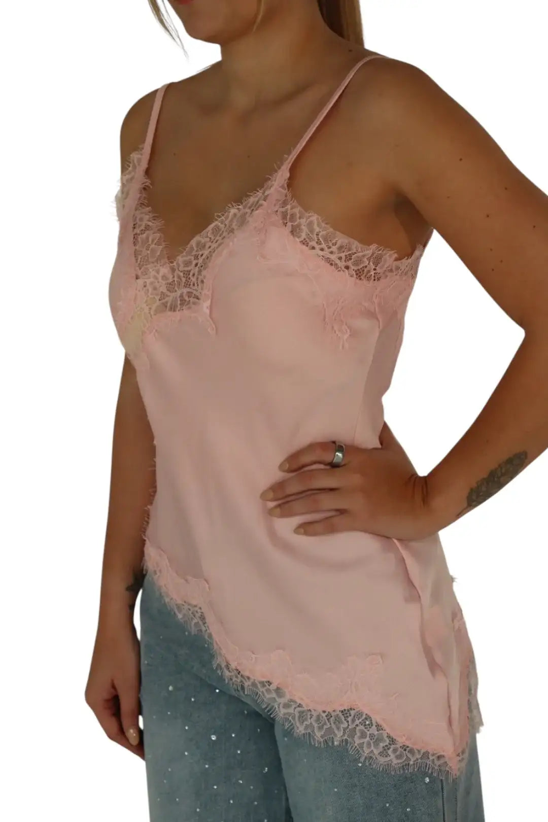 Blusa de tirantes rosa claro con encaje, estilo casual para mujer, combinada con jeans