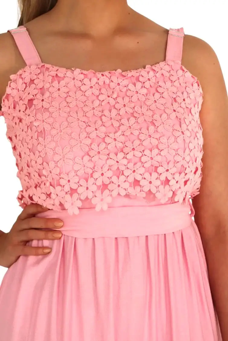 Vestido rosa para mujer con tirantes y encaje floral en la parte superior