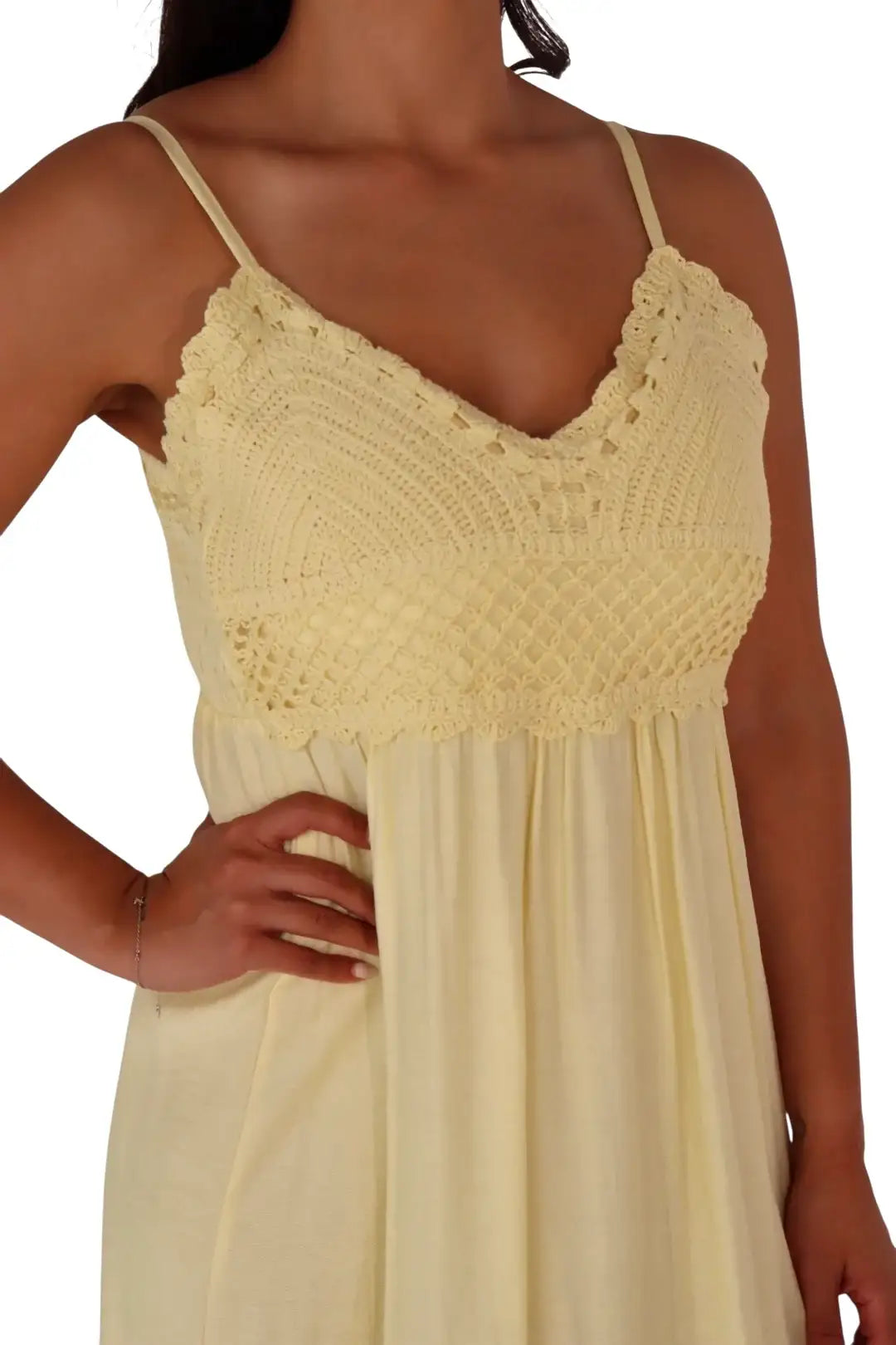Vestido amarillo de tirantes con tejido crochet en el busto, moda femenina casual.