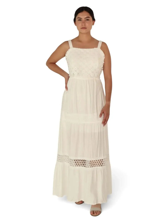 Mujer con vestido largo blanco de encaje y tirantes, moda fresca y elegante para verano