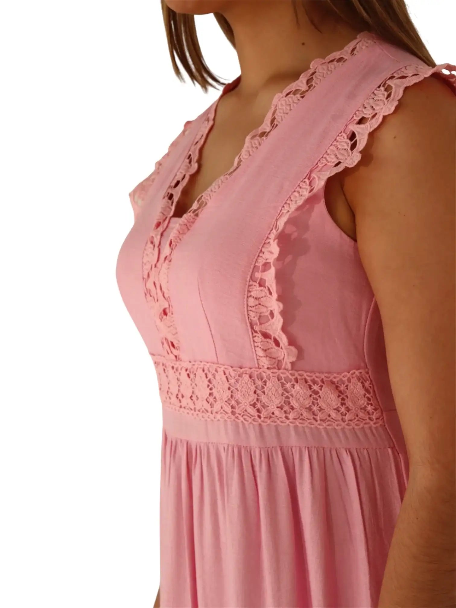 Vestido rosa de mujer con encaje, escote en V y tirantes anchos, detalle delicado
