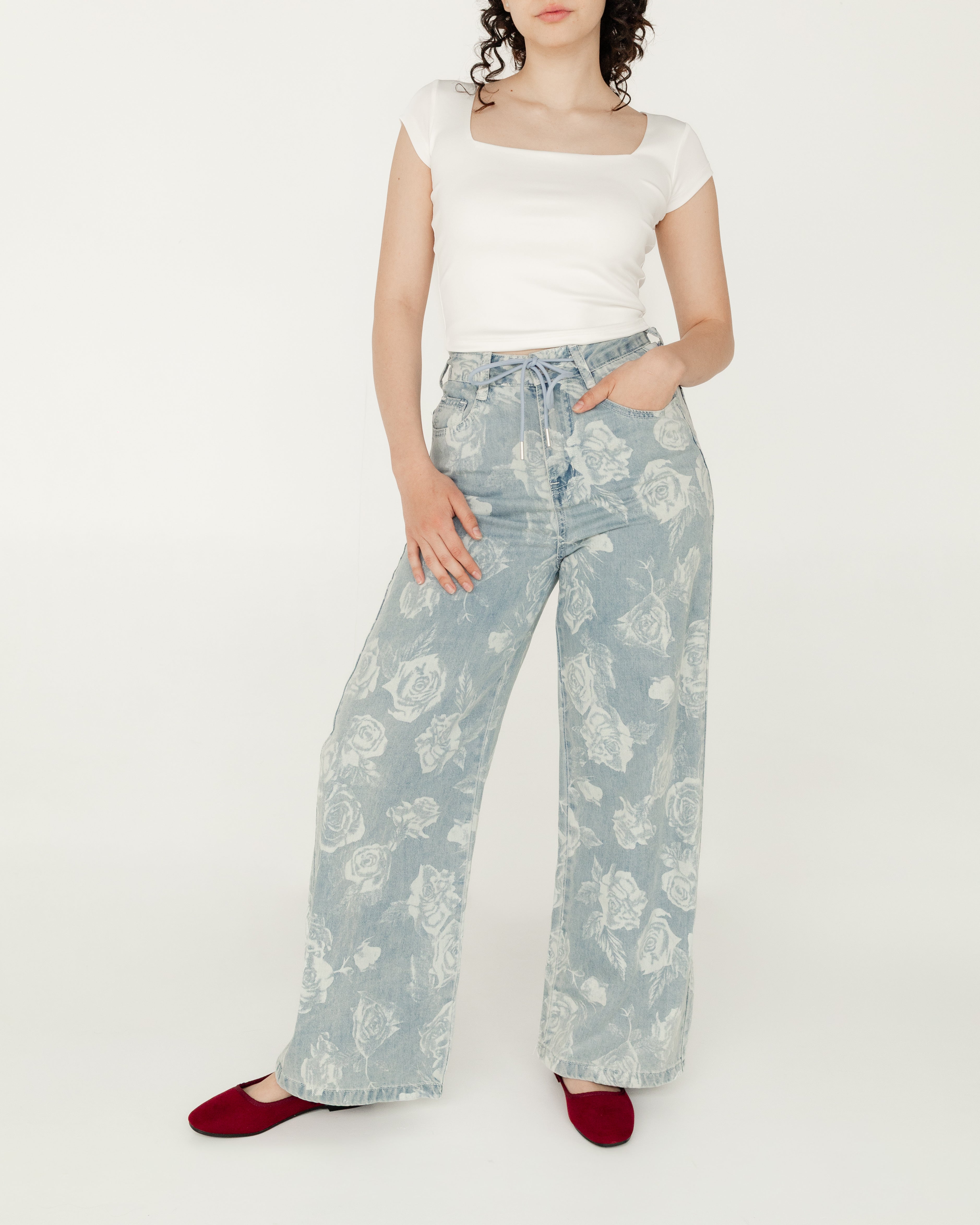 Pantalón denim con estampas de flores