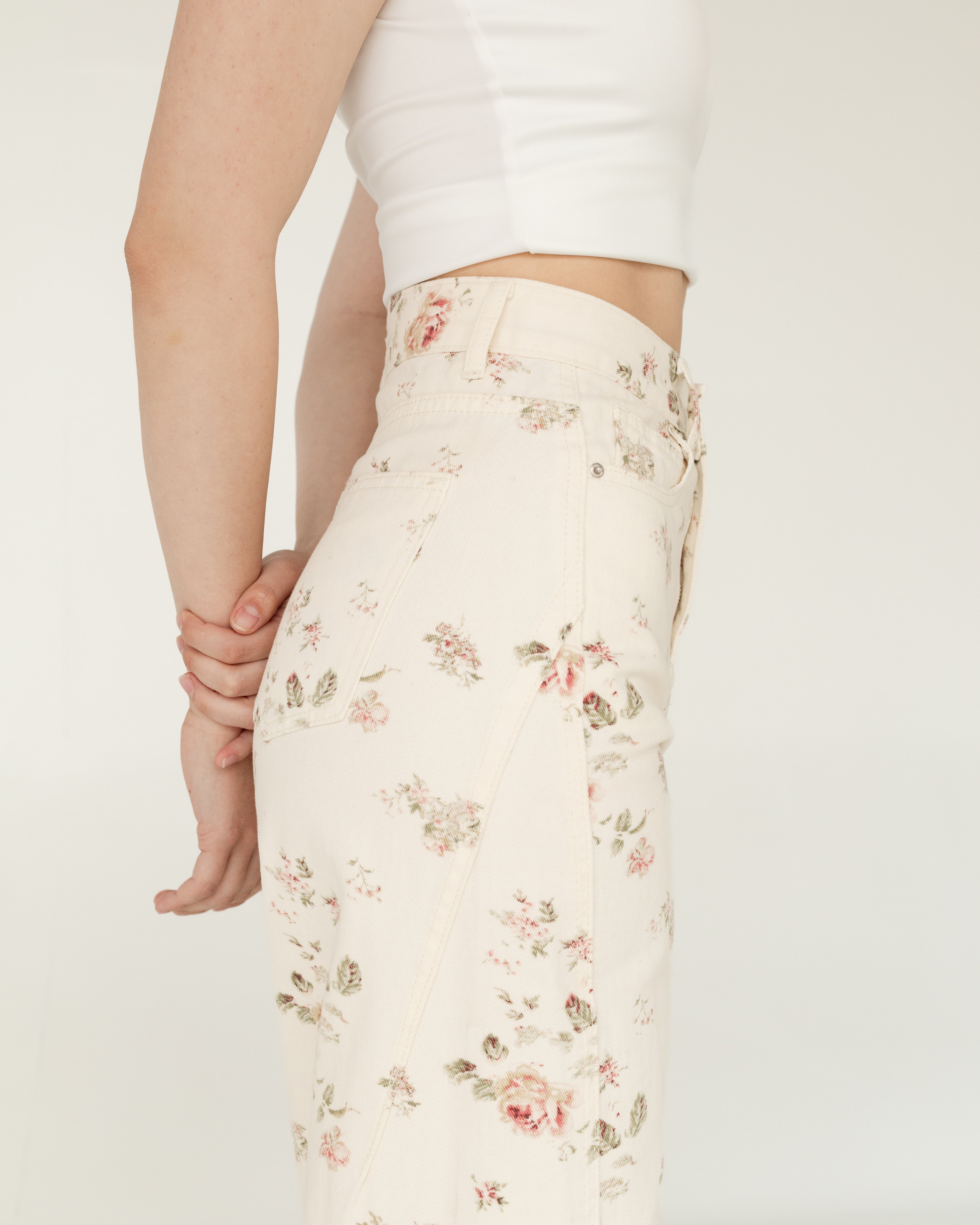 Pantalón denim crema con rosas