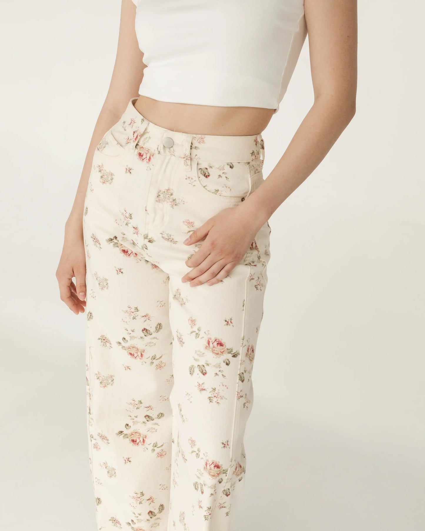Pantalón crema de tiro alto con estampado floral, mujer, estilo fresco y moderno