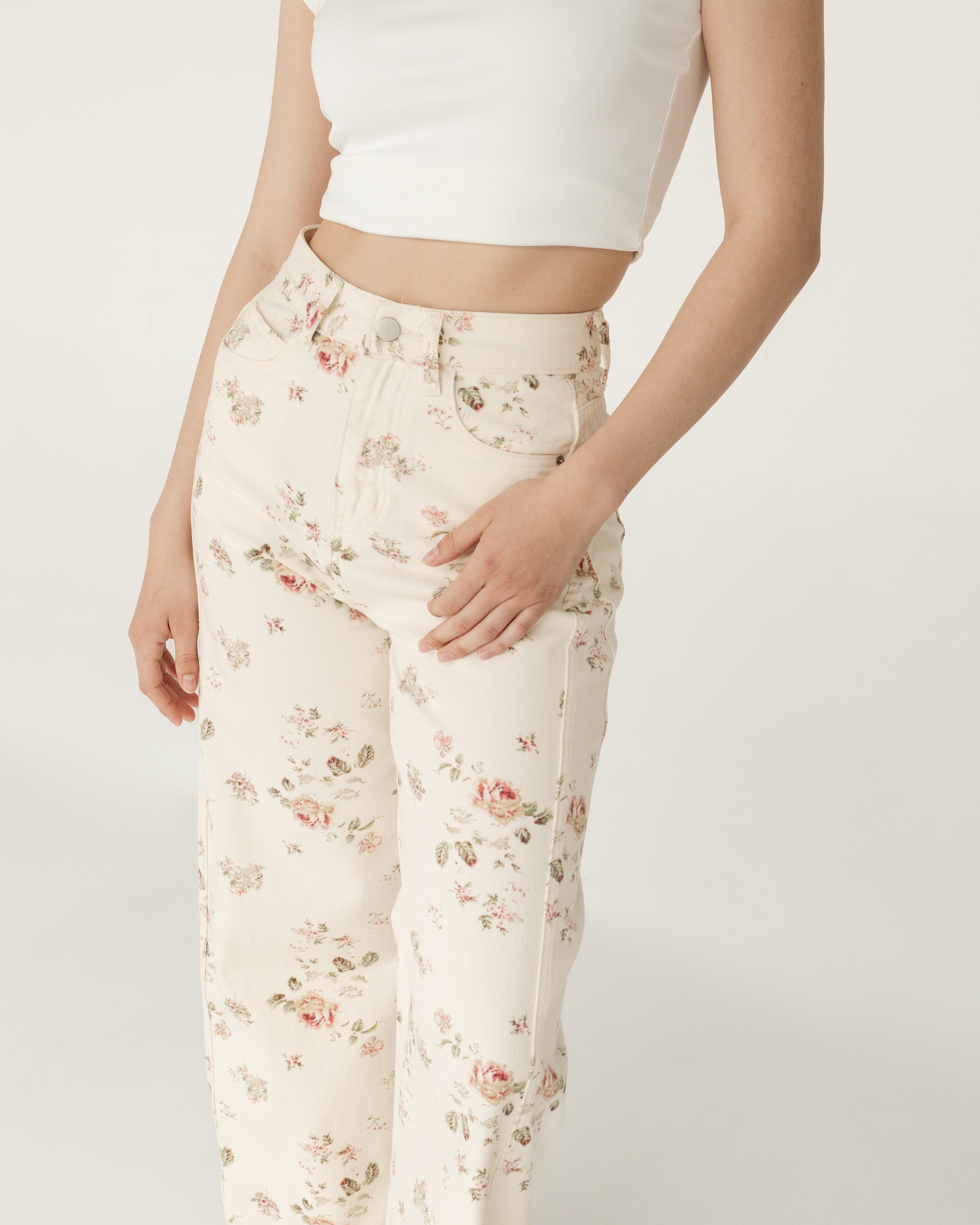 Pantalón denim crema con rosas