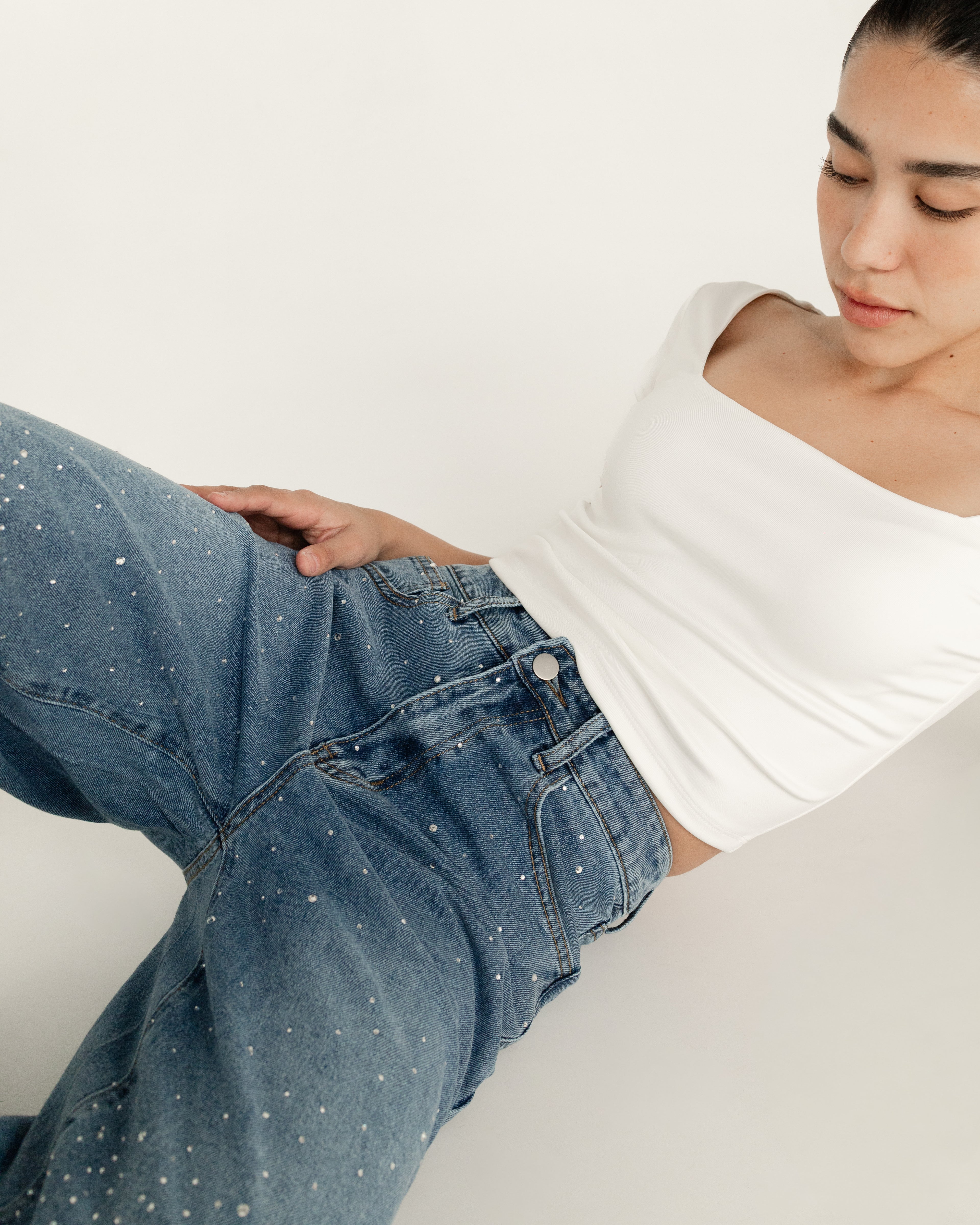 Pantalón denim con líneas de brillos