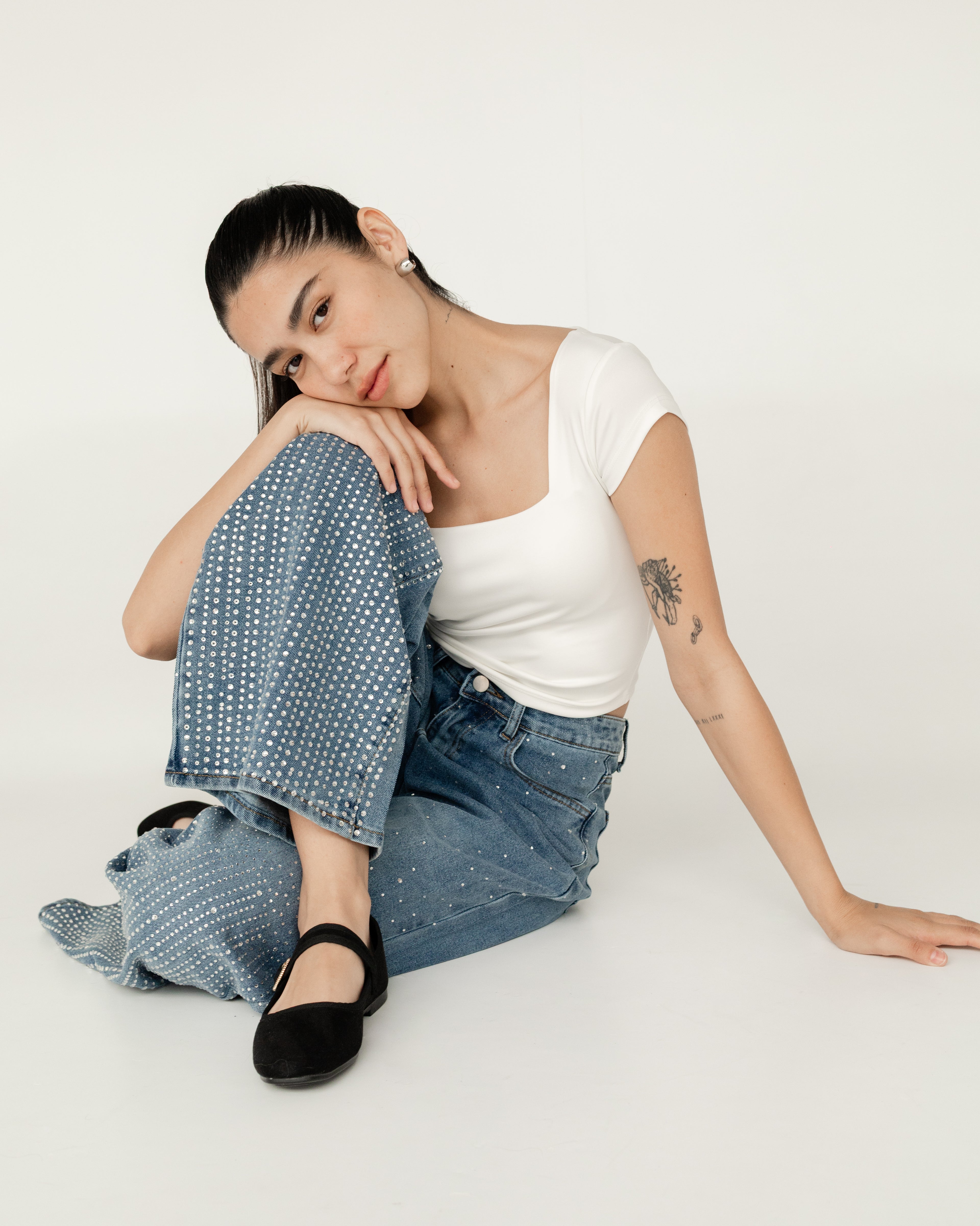 Pantalón denim con líneas de brillos