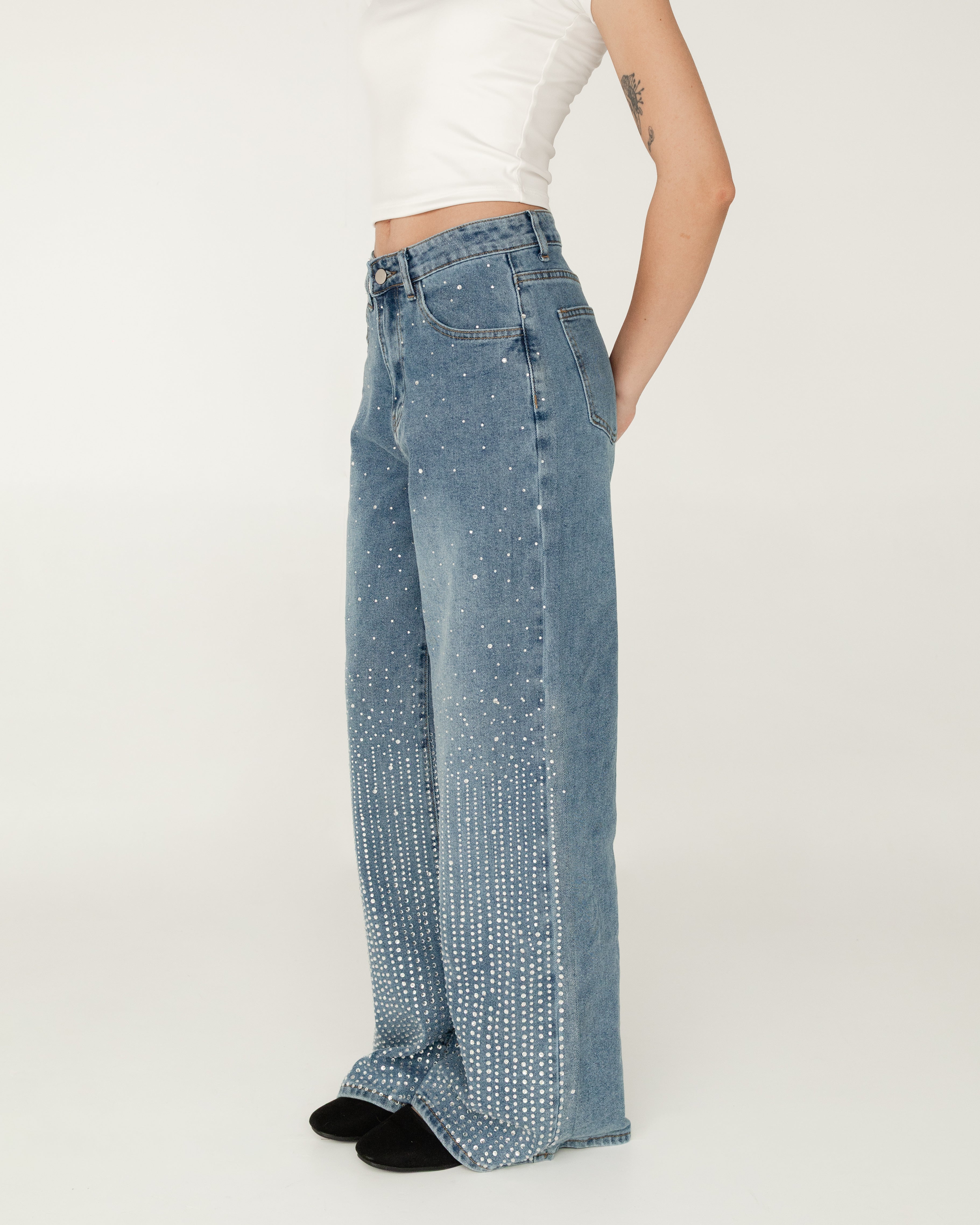 Pantalón denim con líneas de brillos