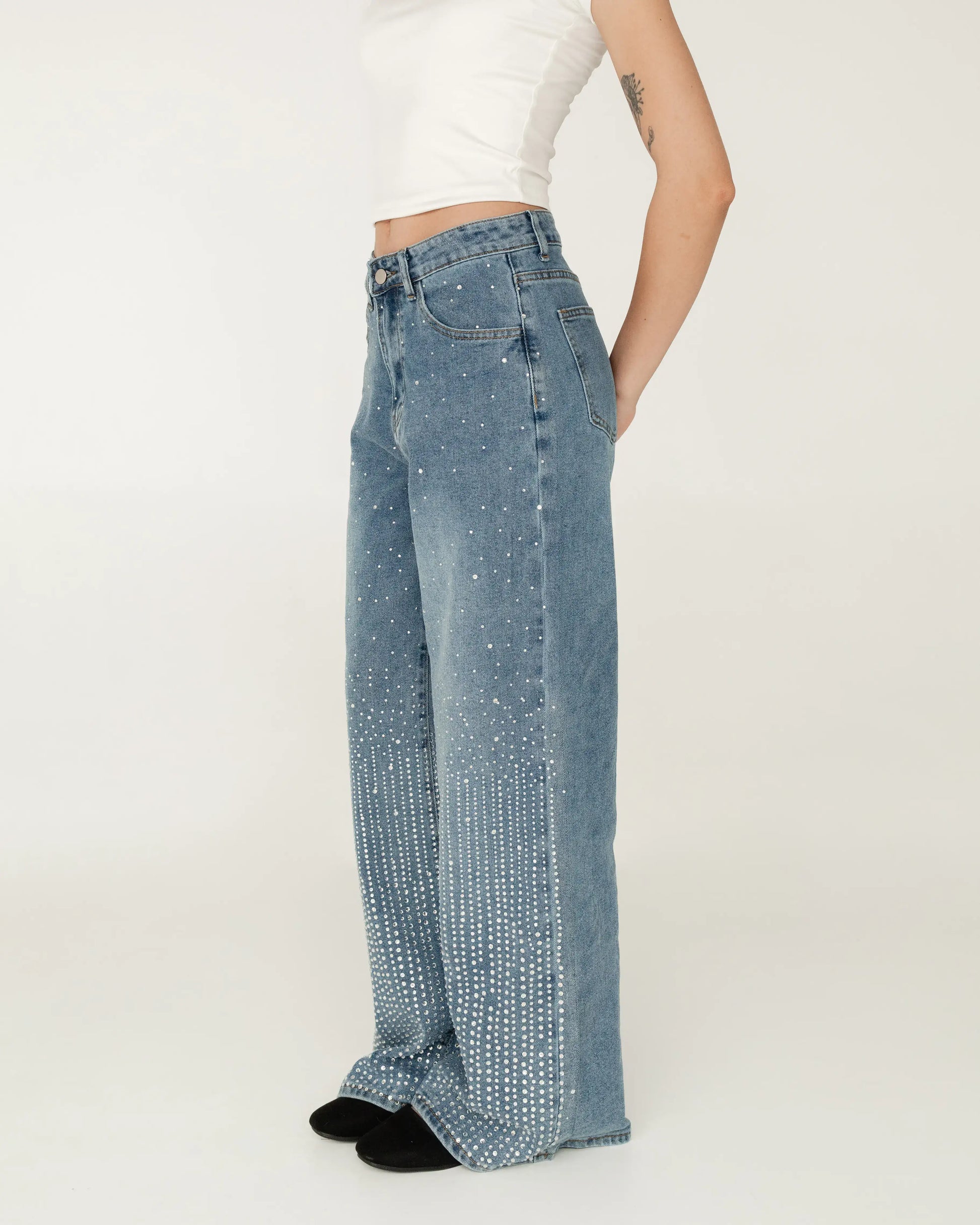 Jeans de mezclilla azul corte recto con brillos plateados y top blanco para mujer