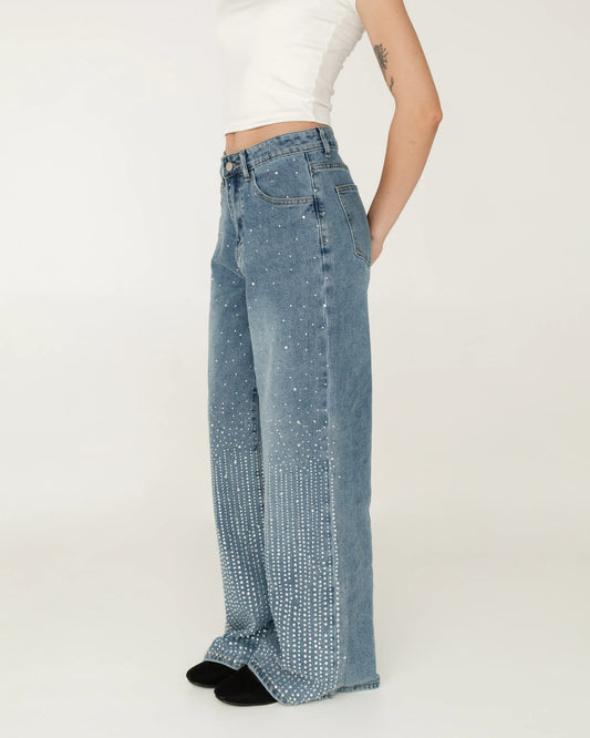 Jeans de mezclilla azul corte recto con brillos plateados y top blanco para mujer