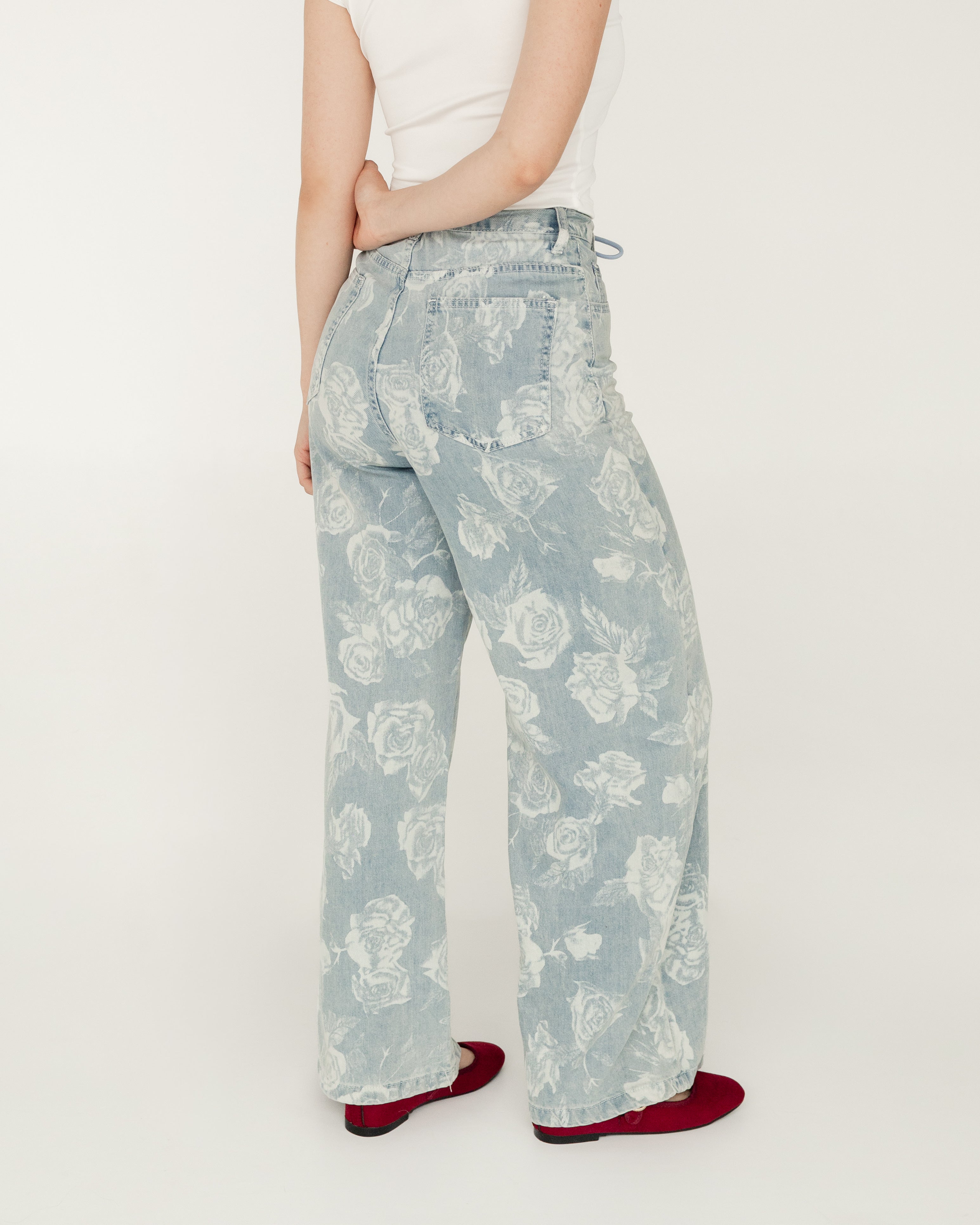 Pantalón denim con estampas de flores