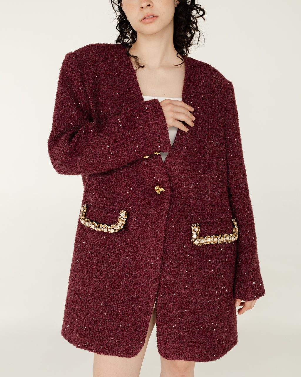 Abrigo magenta con detalles dorados