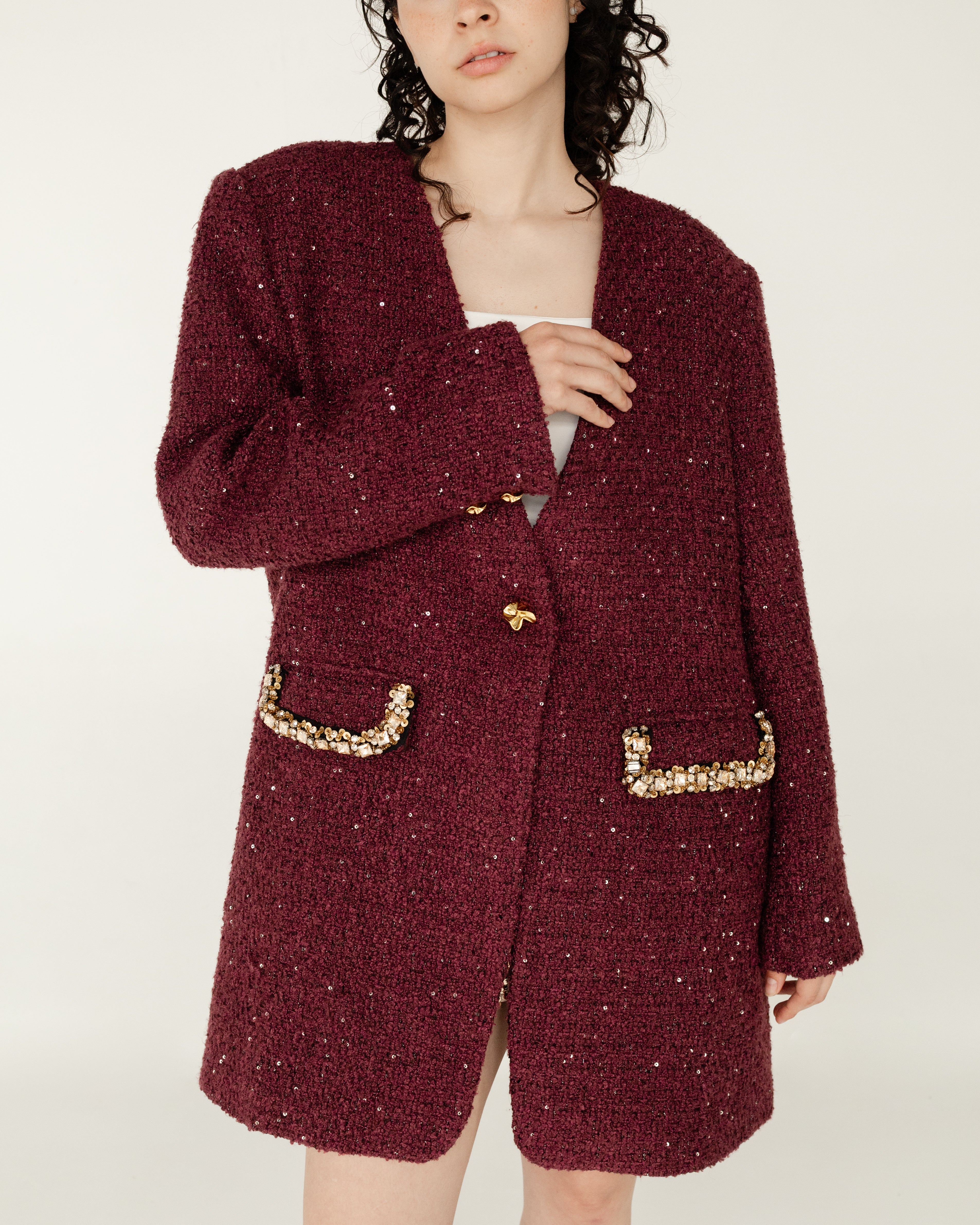 Abrigo magenta con detalles dorados