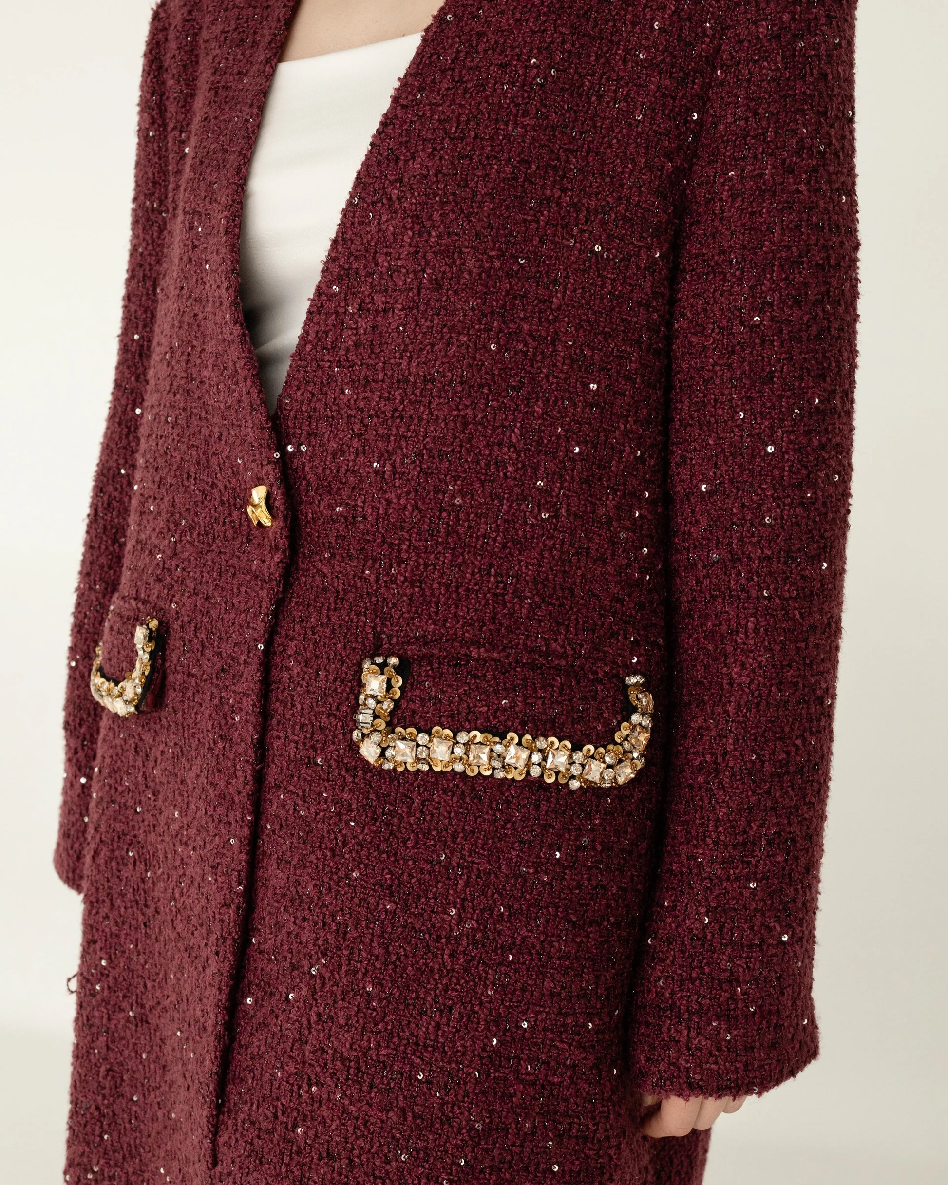 Saco burdeos de tweed con lentejuelas y detalles dorados en los bolsillos, moda elegante