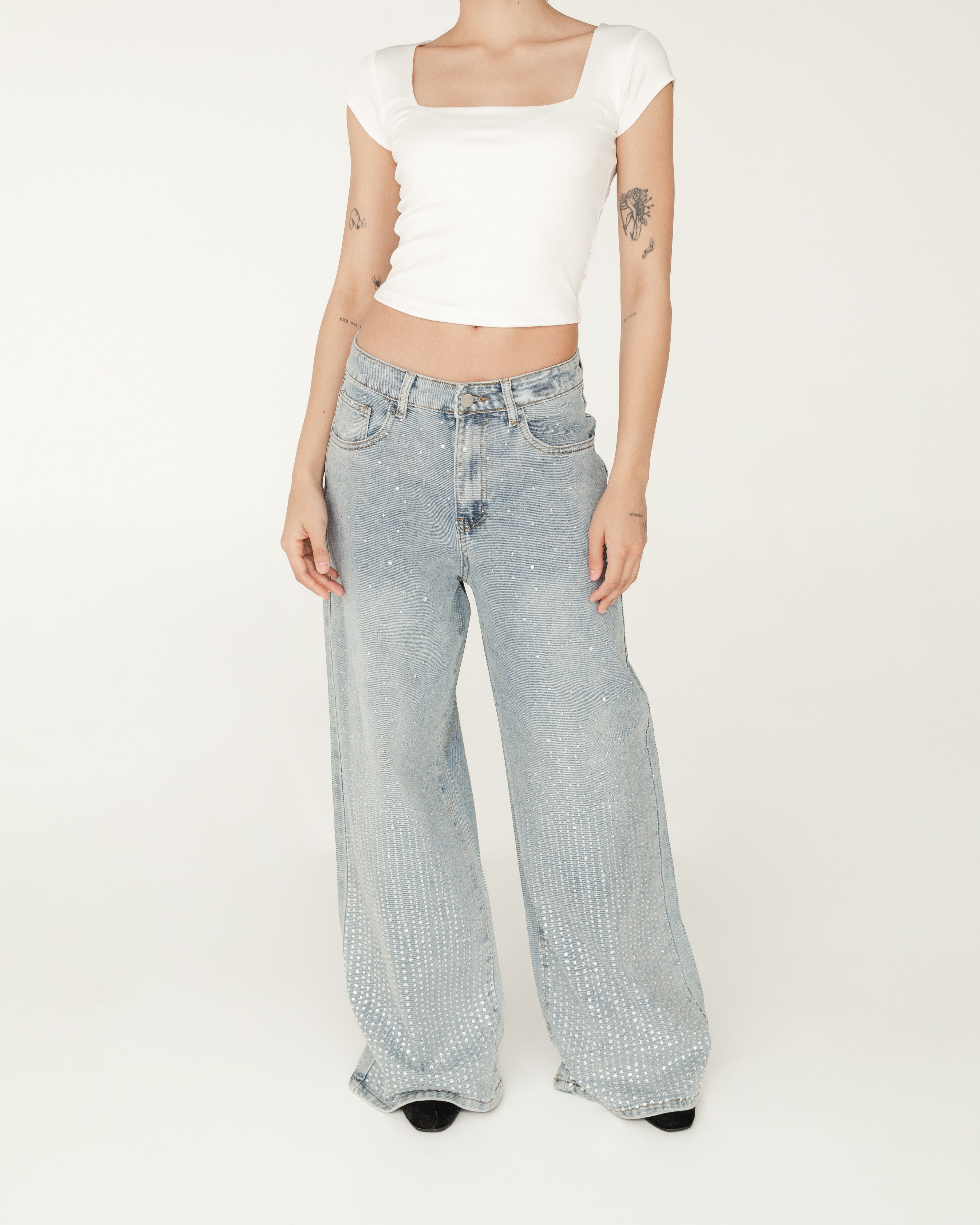 Pantalón denim con líneas de brillos