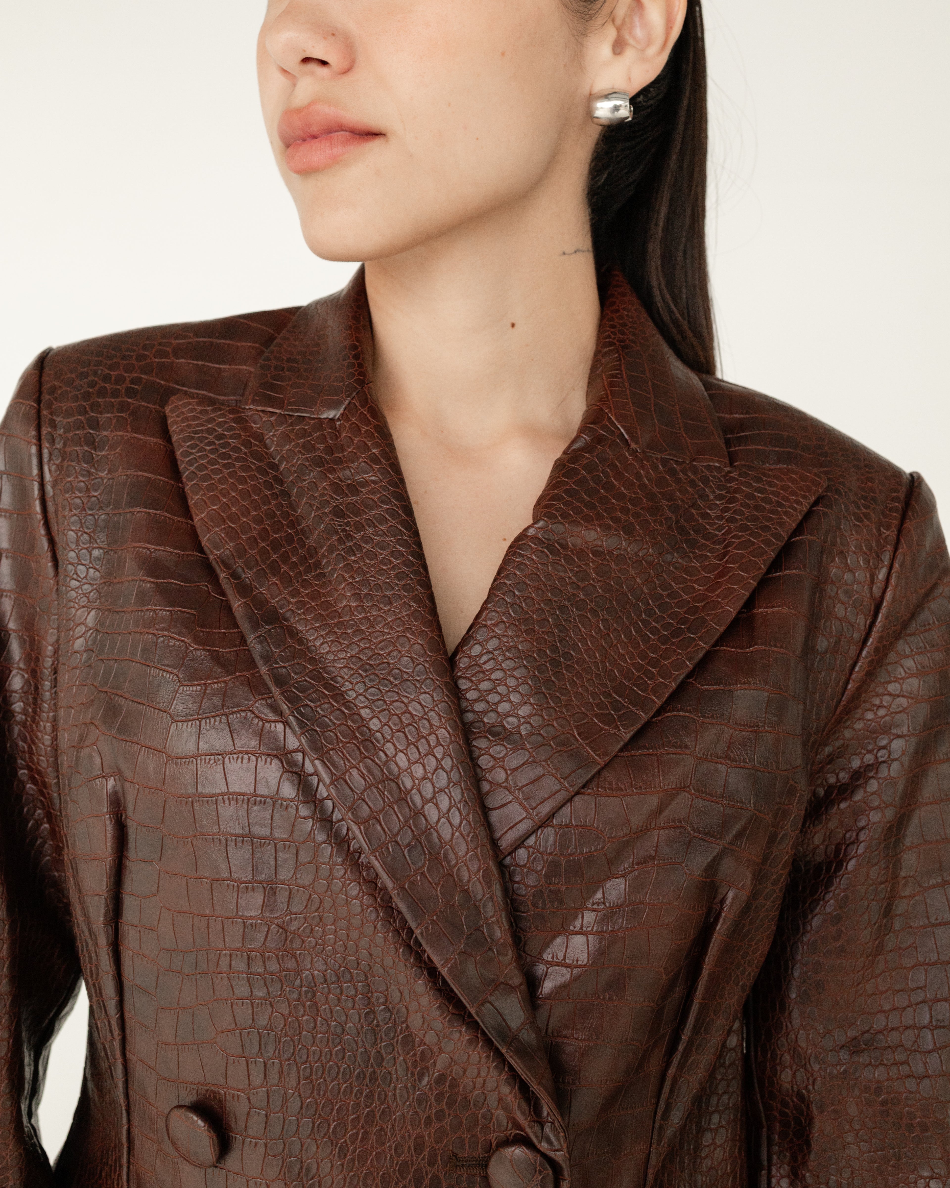 Chaqueta larga cruzada de polipiel con textura