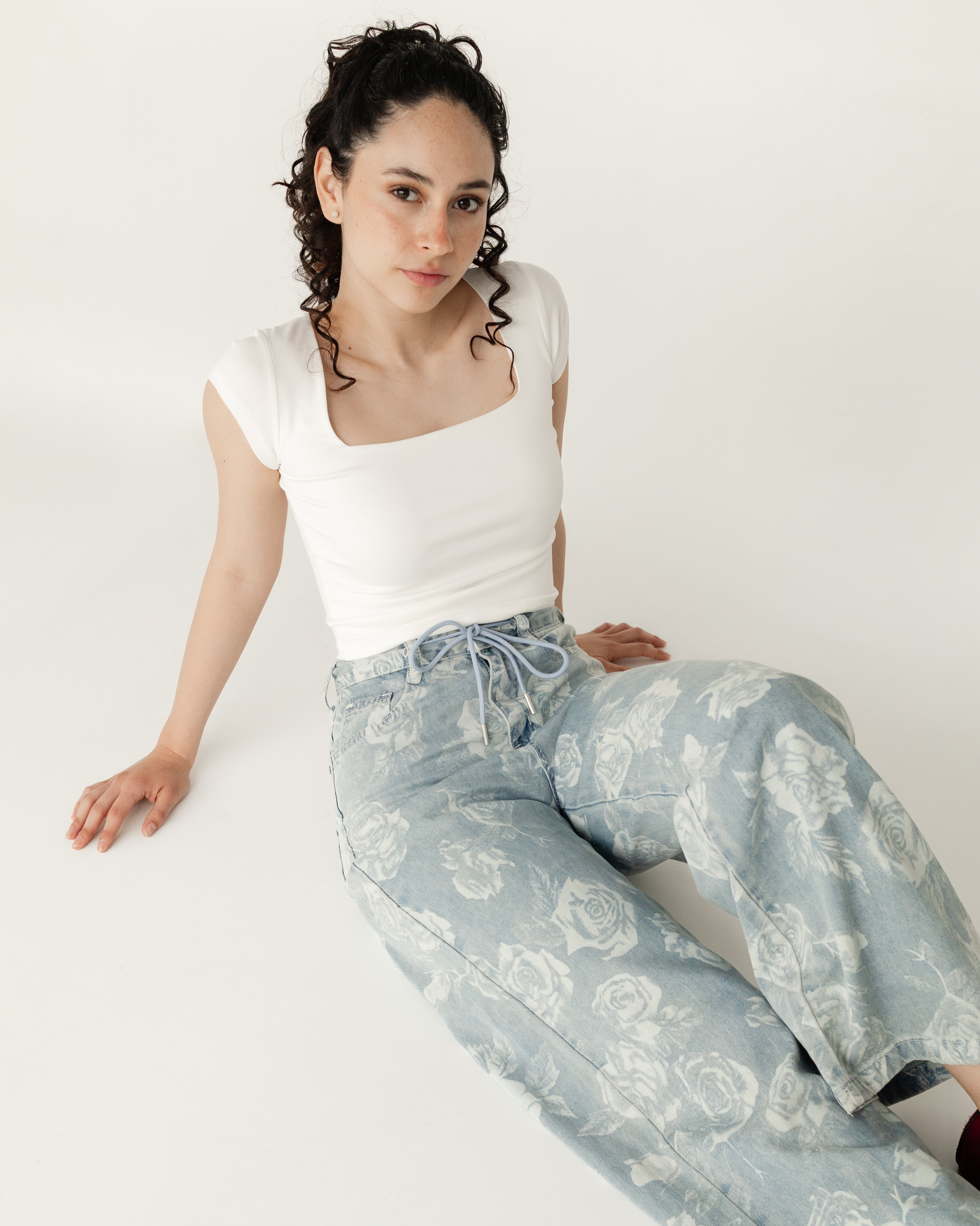 Pantalón denim con estampas de flores