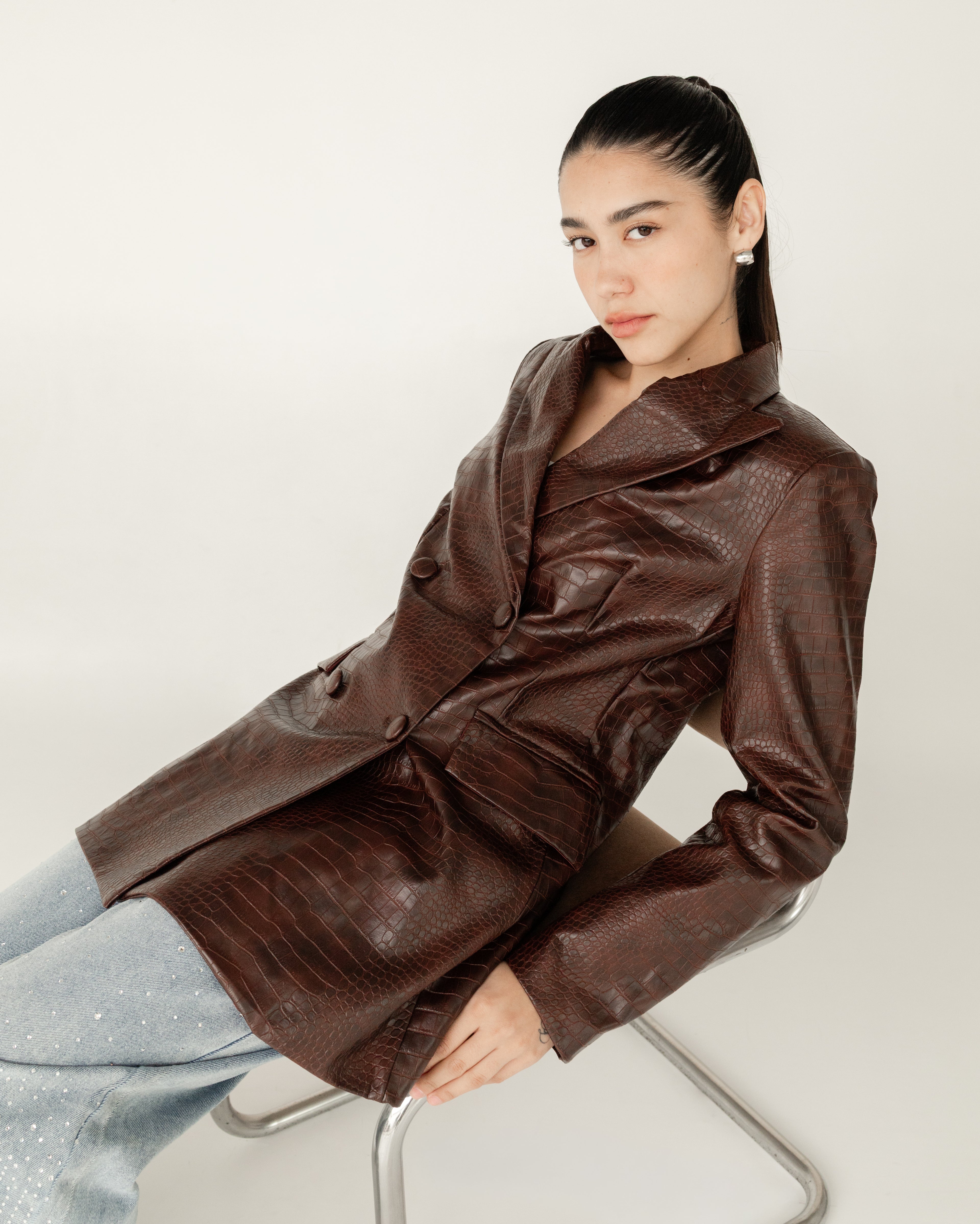 Chaqueta larga cruzada de polipiel con textura