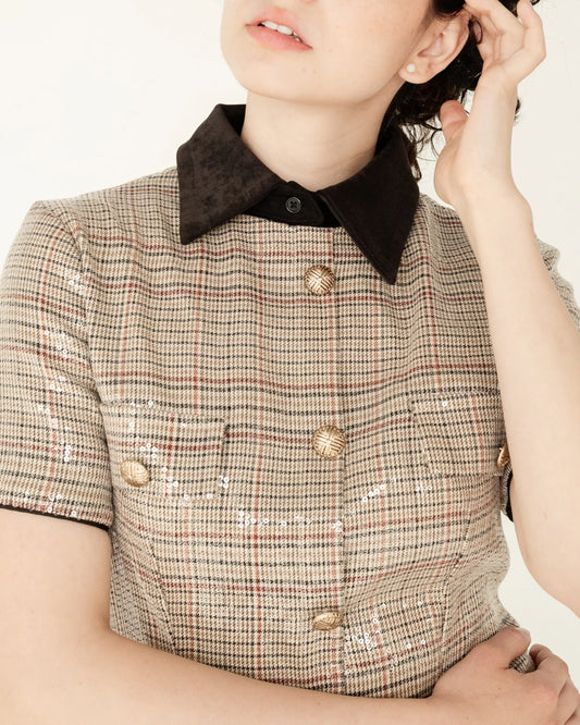 Blusa de cuadros beige con lentejuelas, cuello negro y botones dorados, estilo elegante