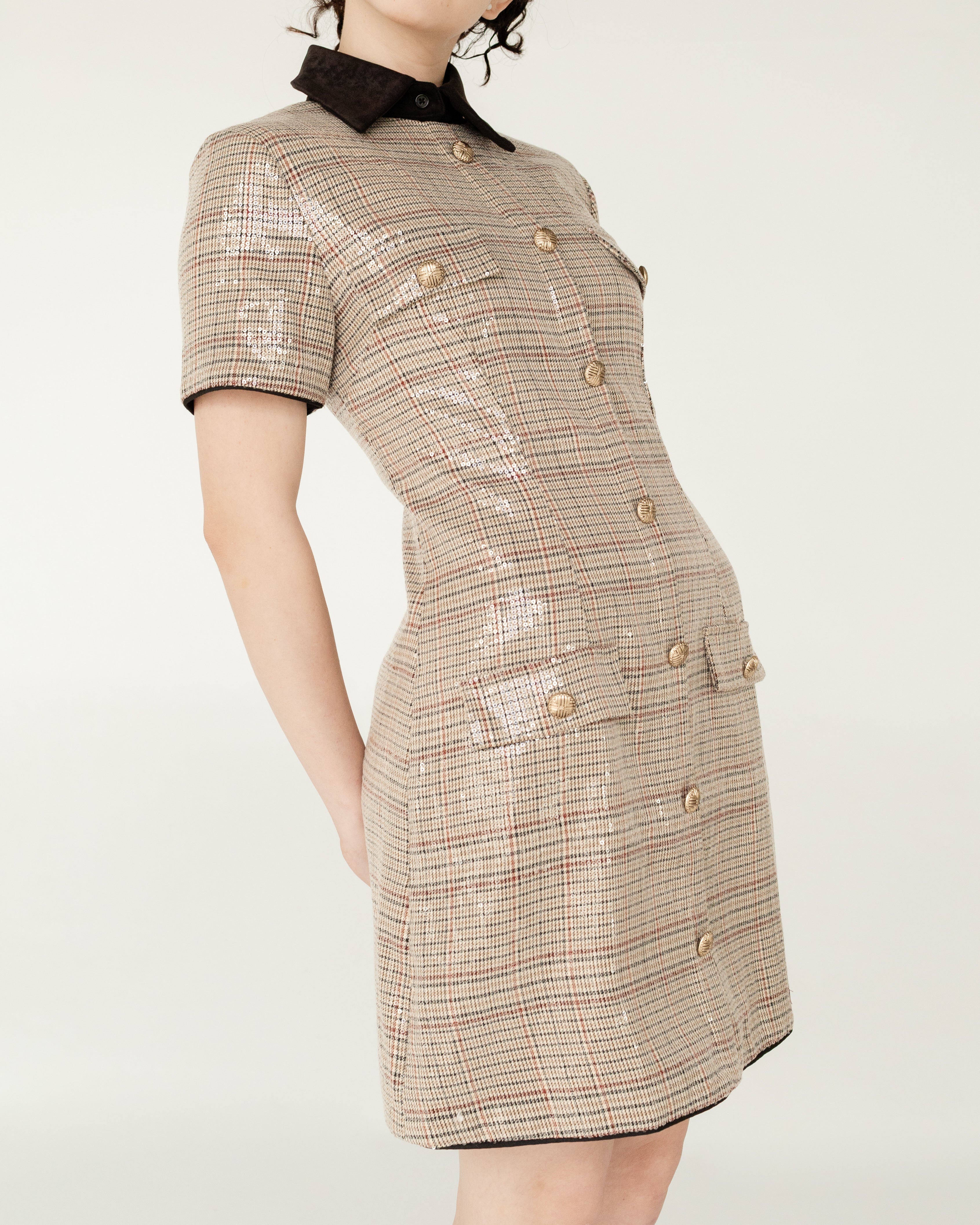 Vestido corto de rayas y lentejuela