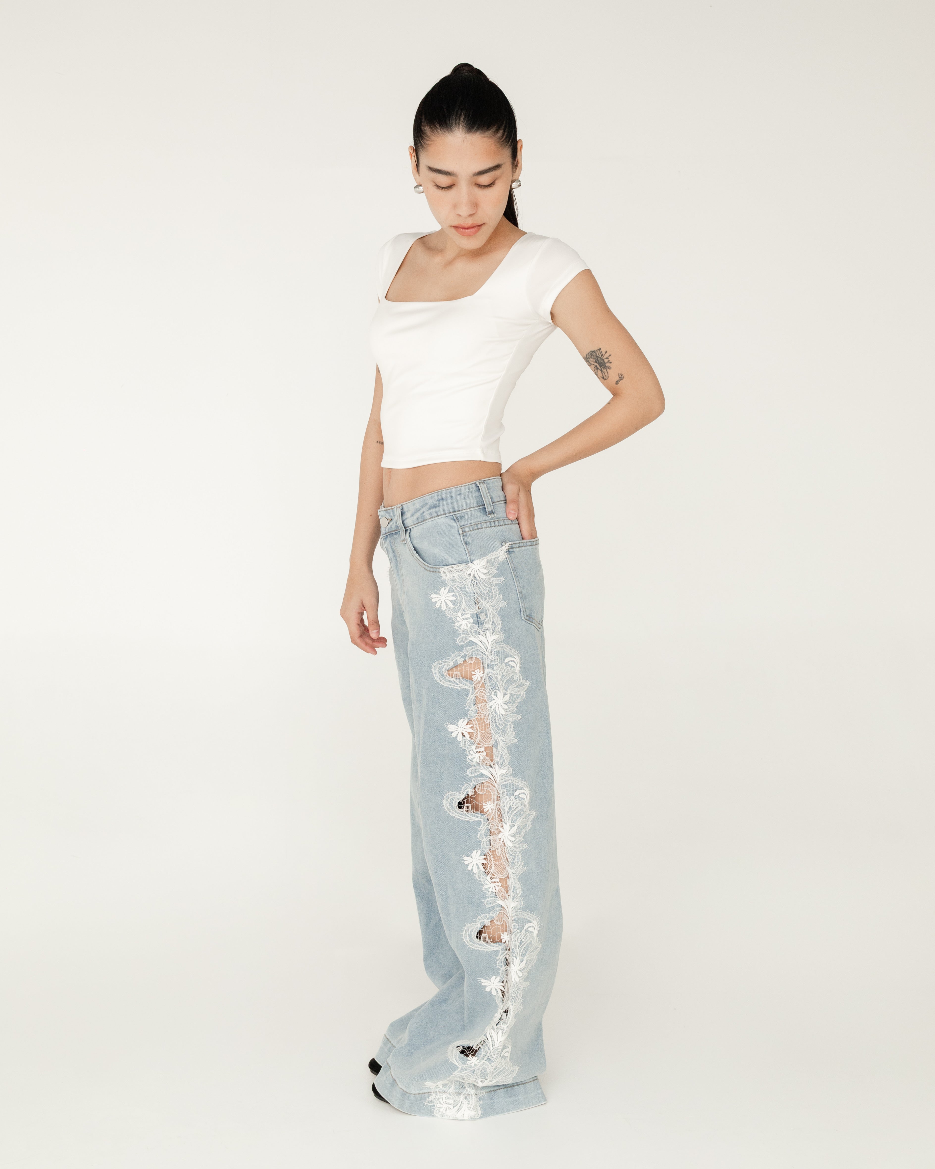 Pantalón de denim con encaje al costado