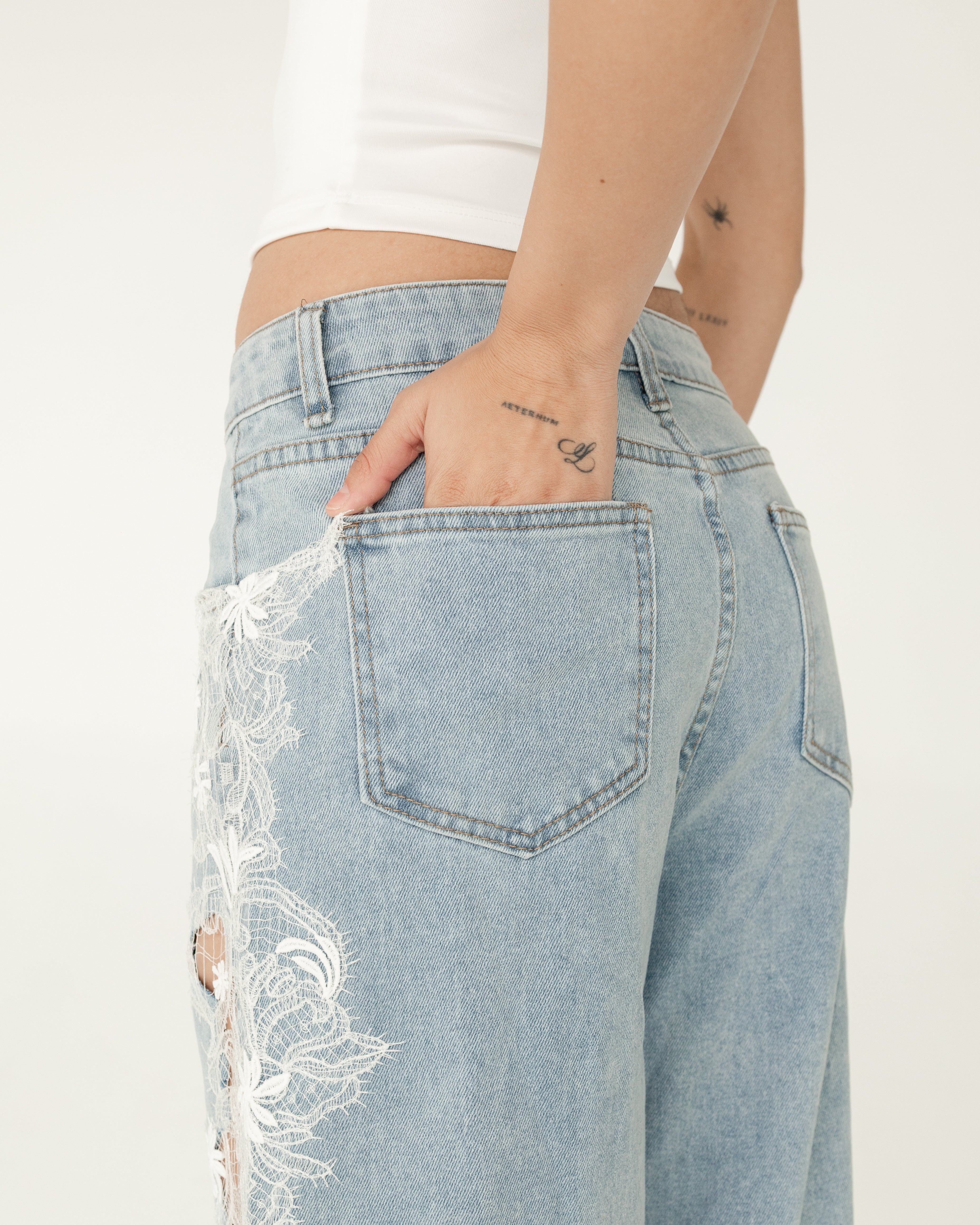 Pantalón de denim con encaje al costado