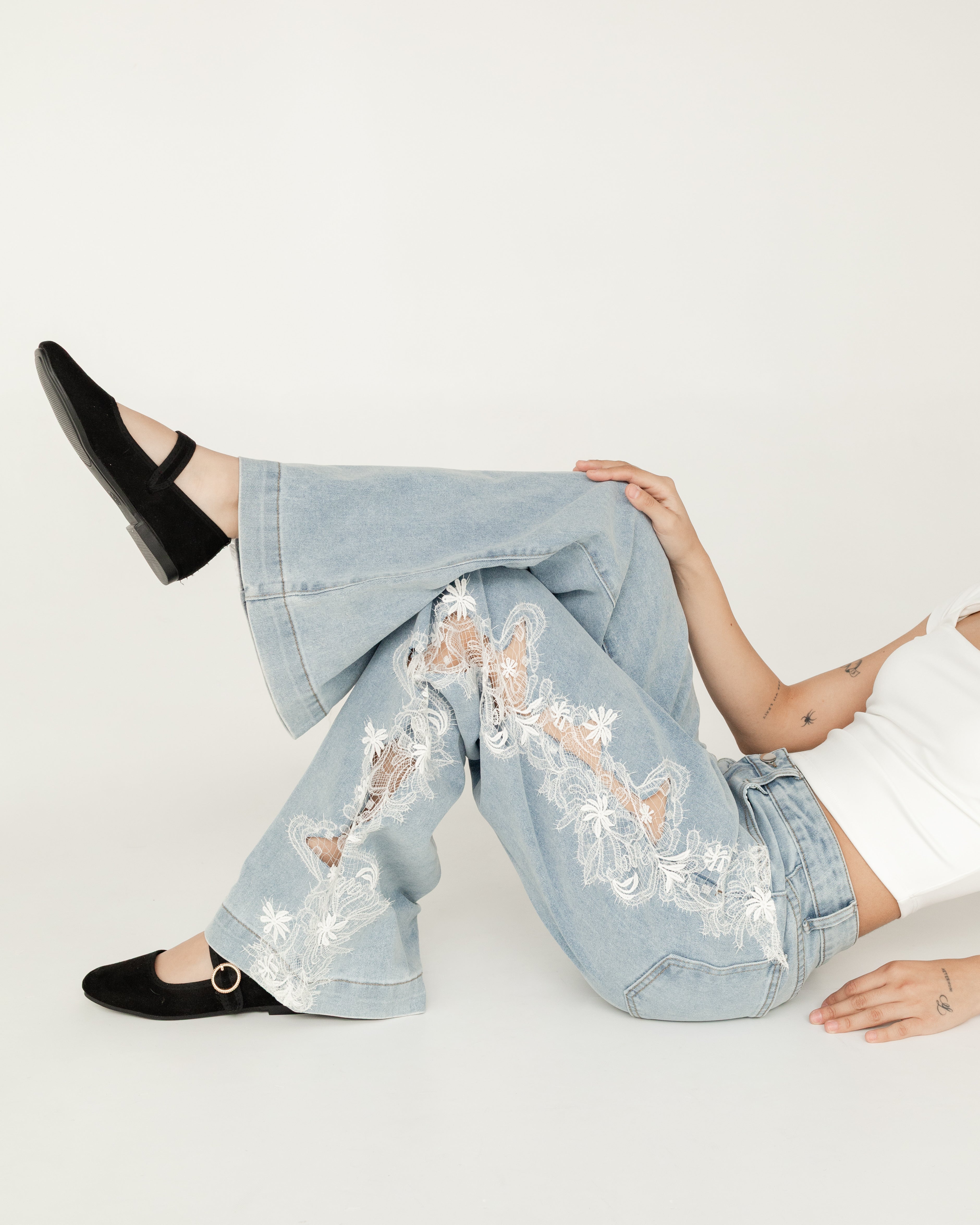 Pantalón de denim con encaje al costado