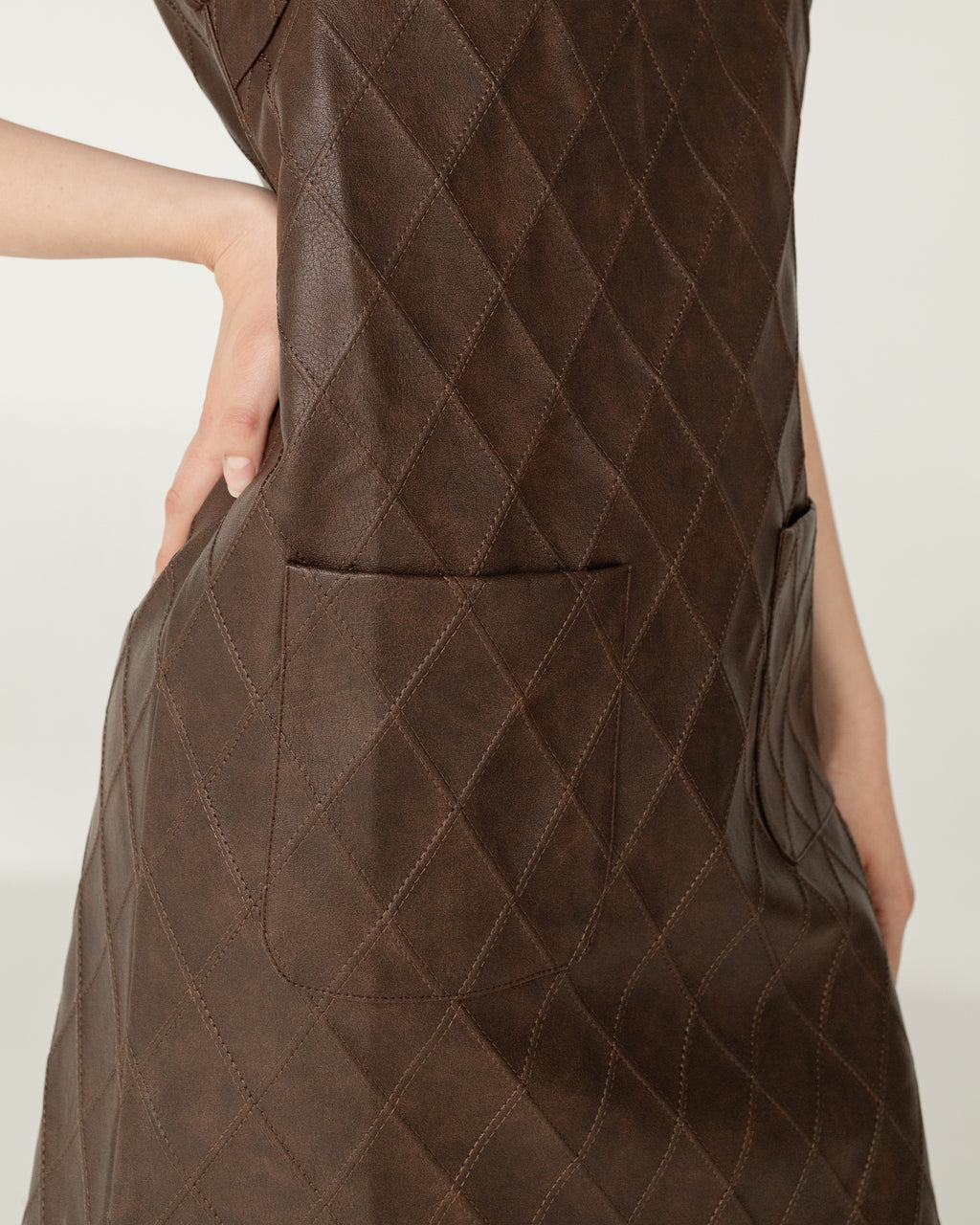 Vestido recto de poli piel acolchado