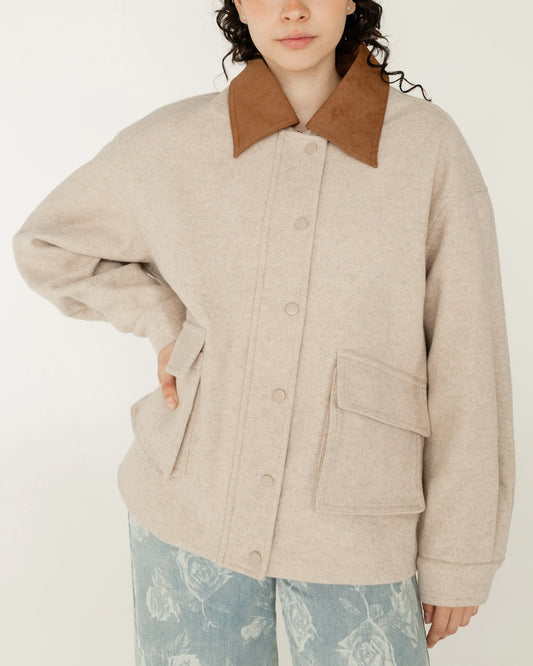 Chamarra beige de lana con solapa café y bolsillos grandes, moda femenina casual